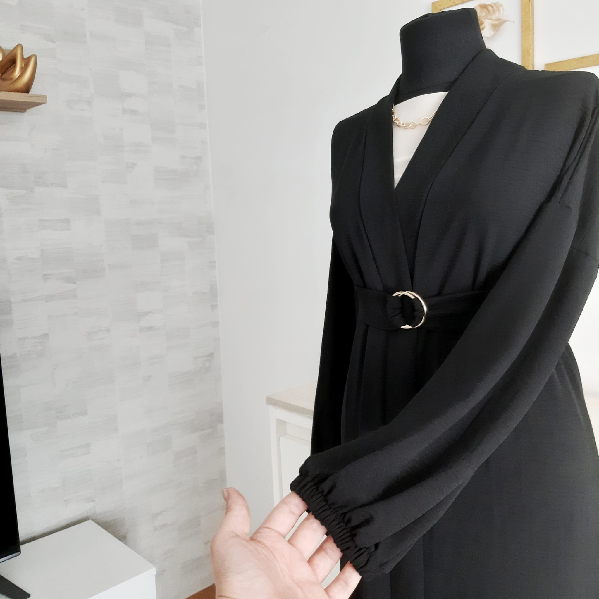 black-muslim-dress-khimar-friendly Black Muslim dress designed with khimar-friendly structure and modest coverage.