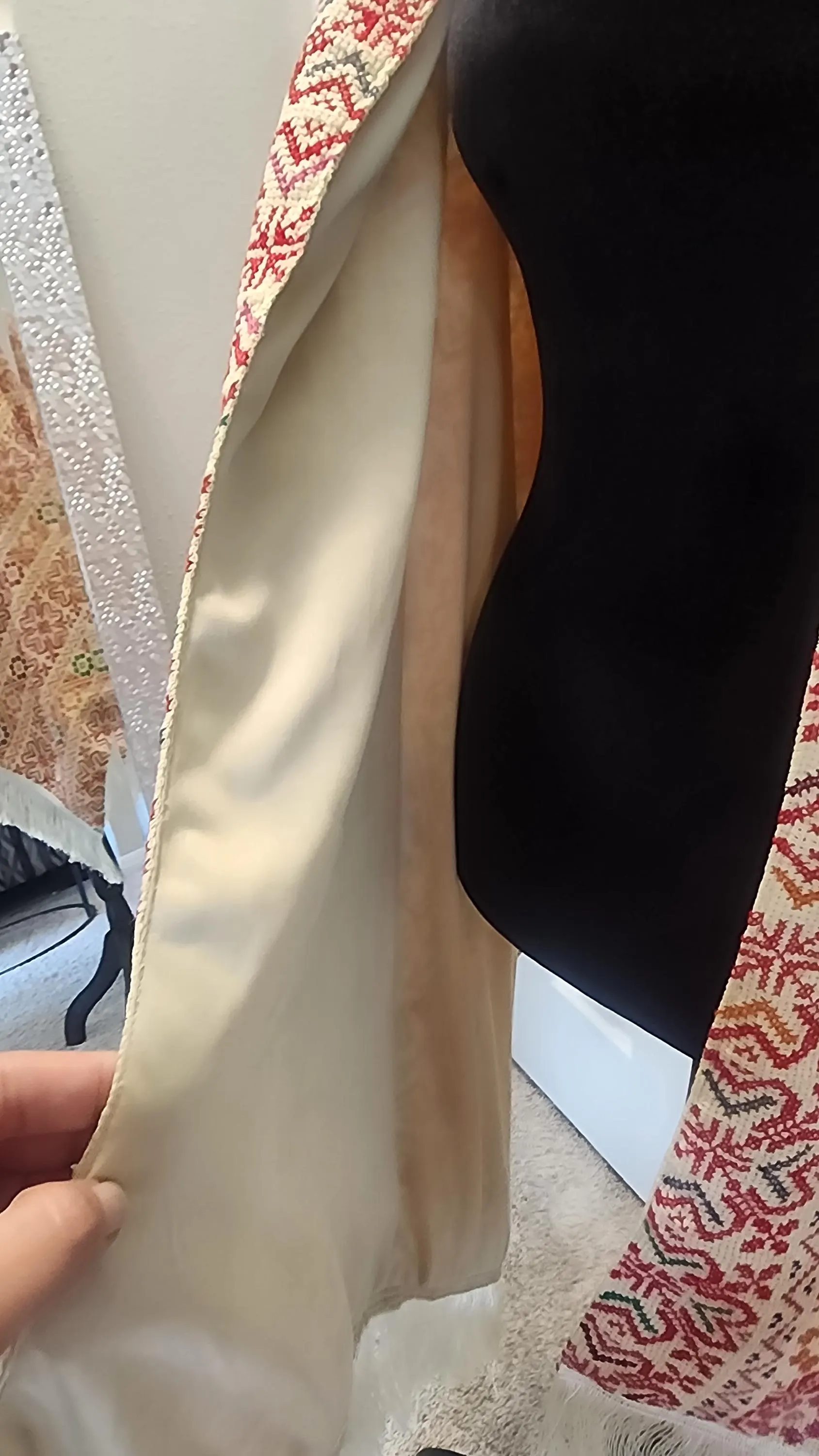 Handmade Palestinian Tatreez Shawl: Embroidered Etamine Wrap in beige - image 4