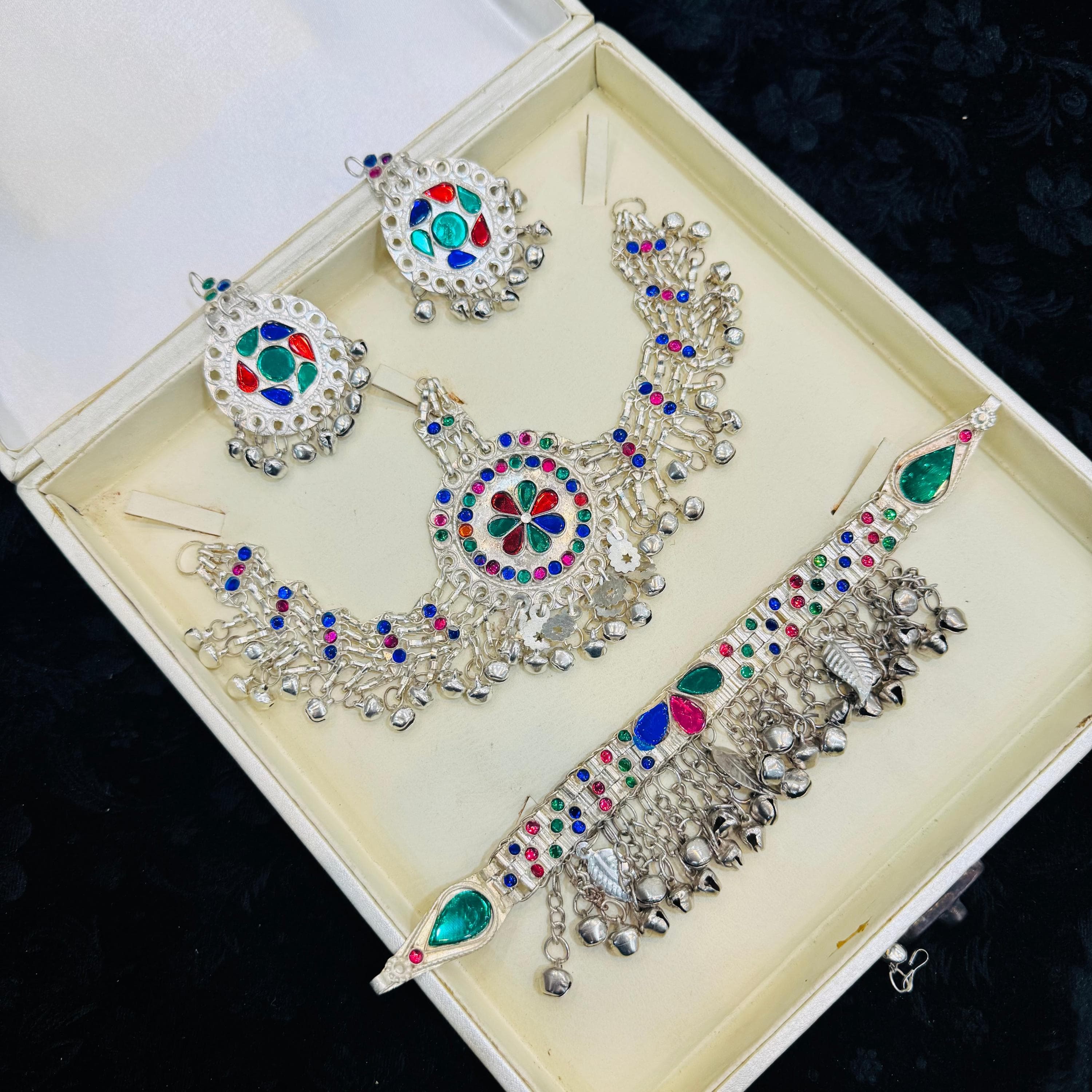 Silver afghan jewelry set: necklace, earrings & matha patti headpiece