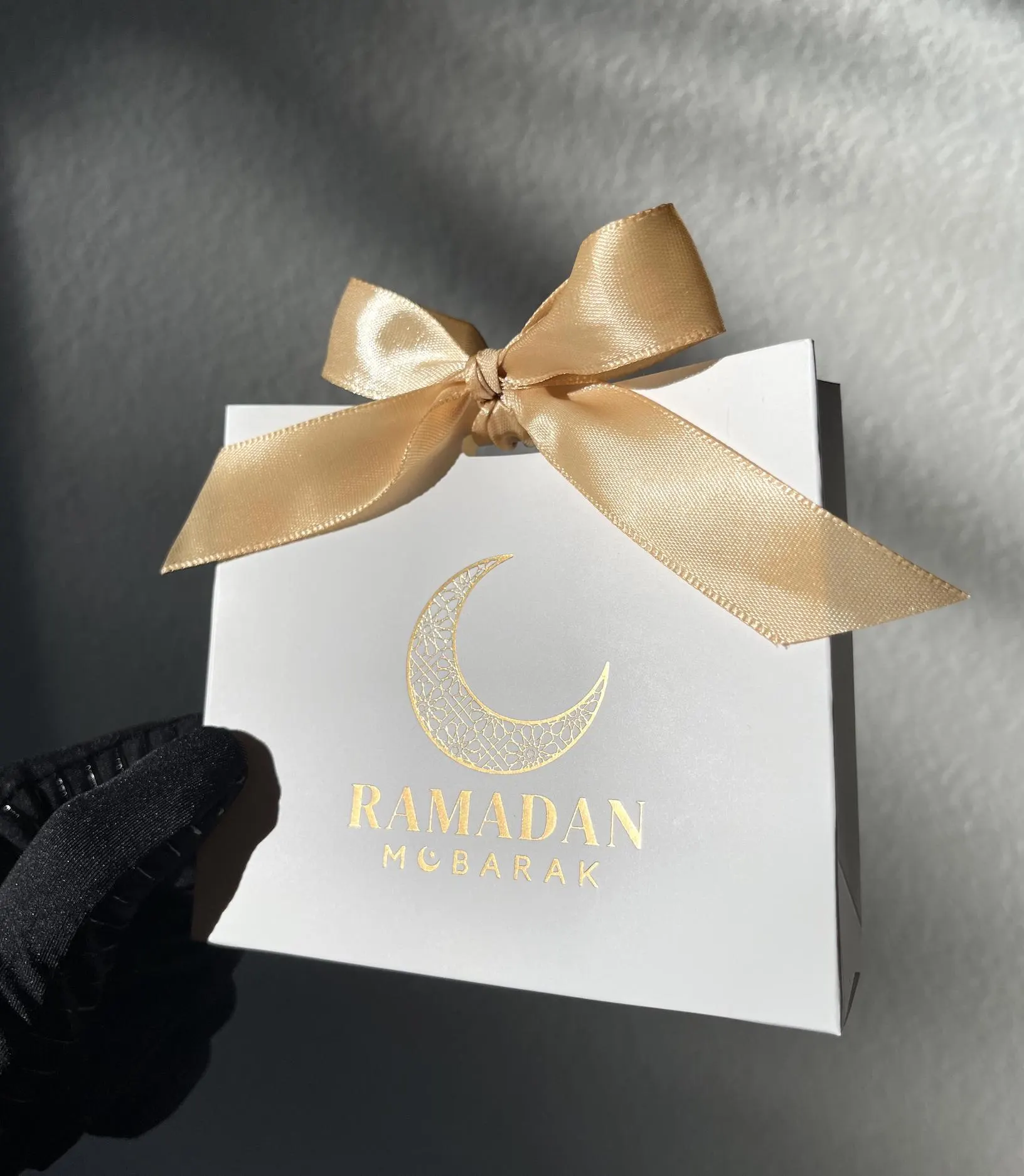 Premium Ramadan Mubarak Gift Bags | White Favor Bags with Gold Foil Design | Ribbons Included | Traditional Crescent Moon Design | Set of 10