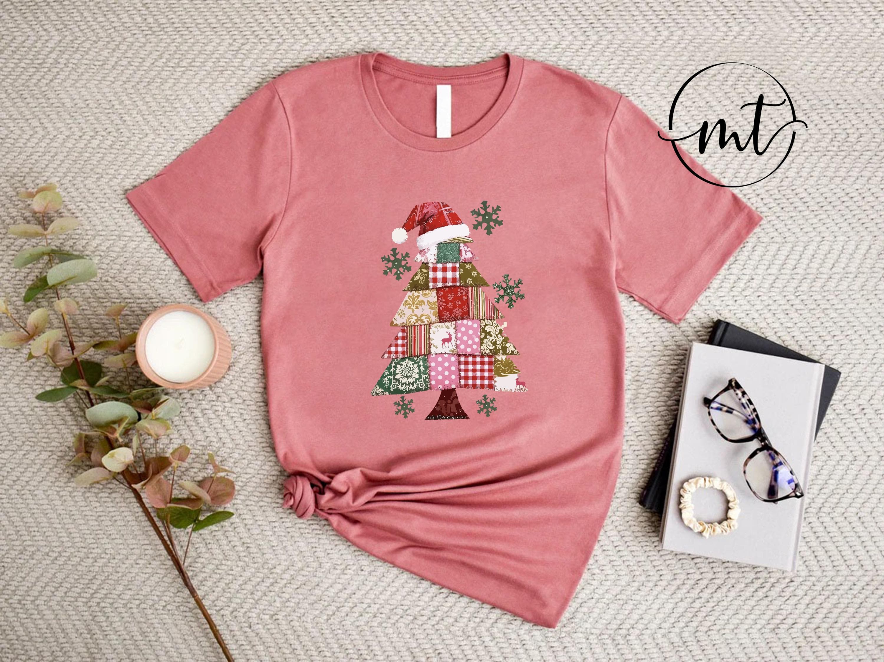 Patchwork Christmas Tree T-Shirt , Festive Holiday Graphic Tee in White with Santa Hat, Cozy Winter Outfit for Women