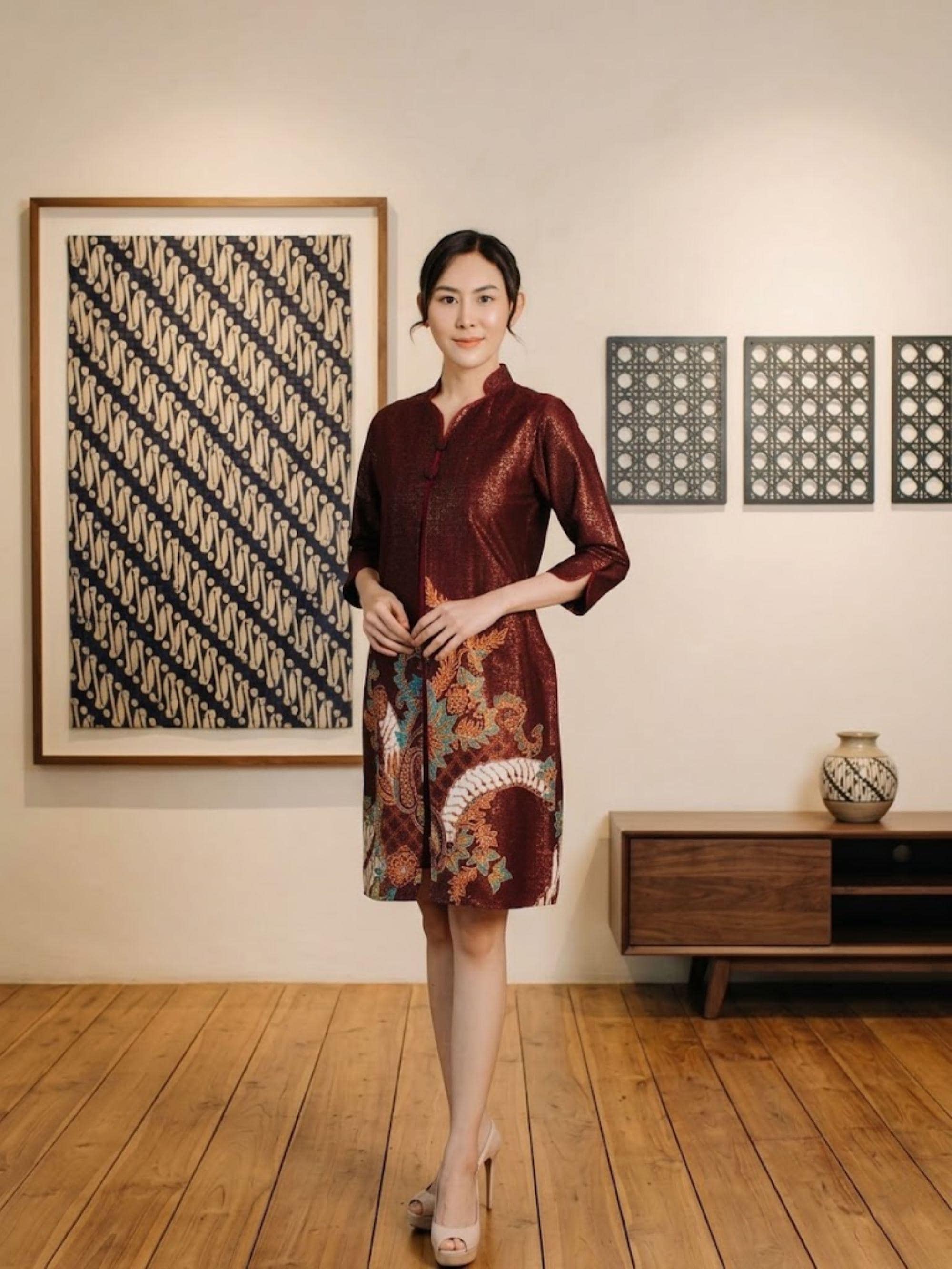 Maroon Foil Cotton Batik Dress – Elegant Javanese Formal Indonesian Attire