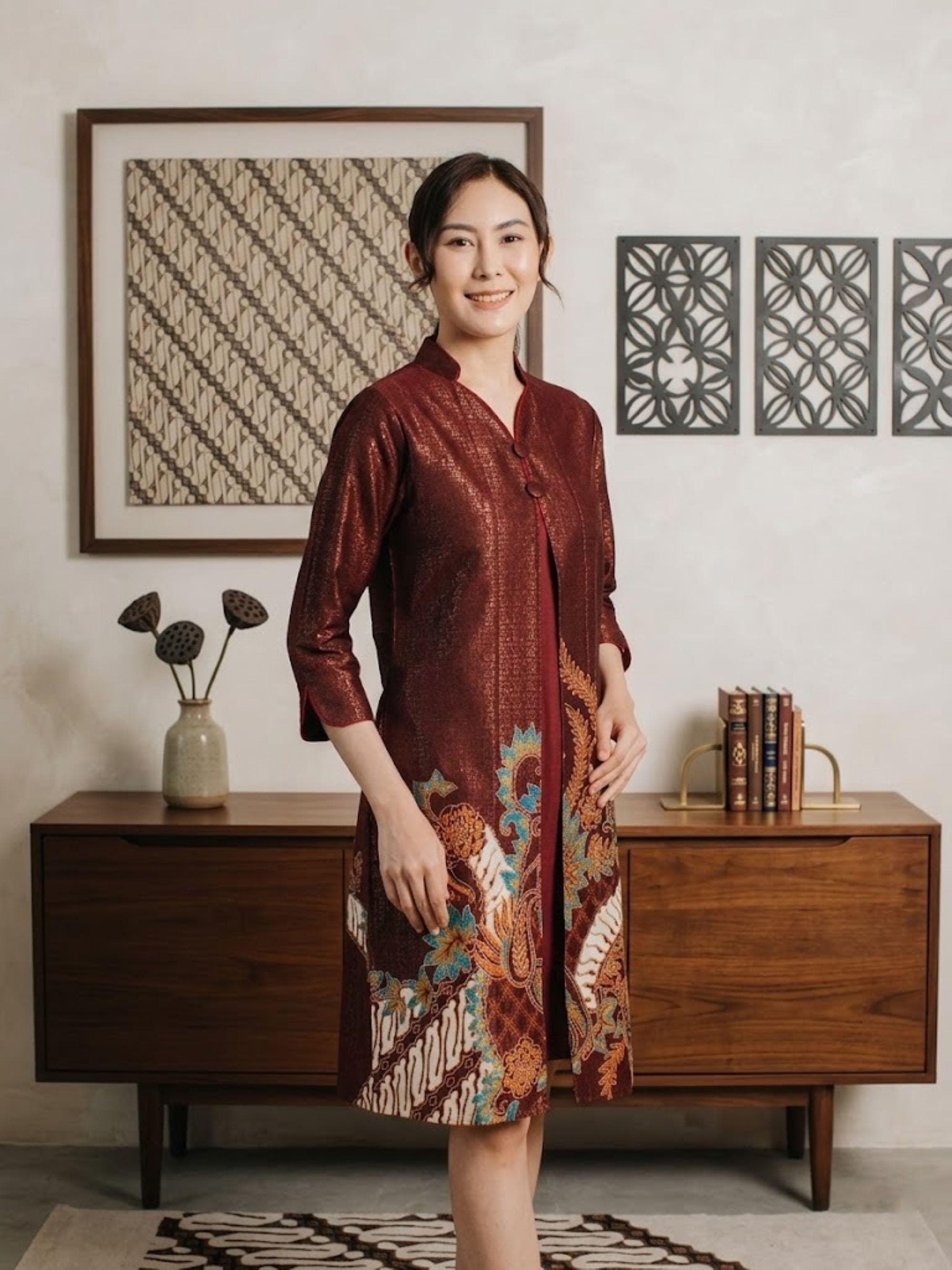 Maroon Foil Cotton Batik Dress – Elegant Javanese Formal Indonesian Attire - image 4