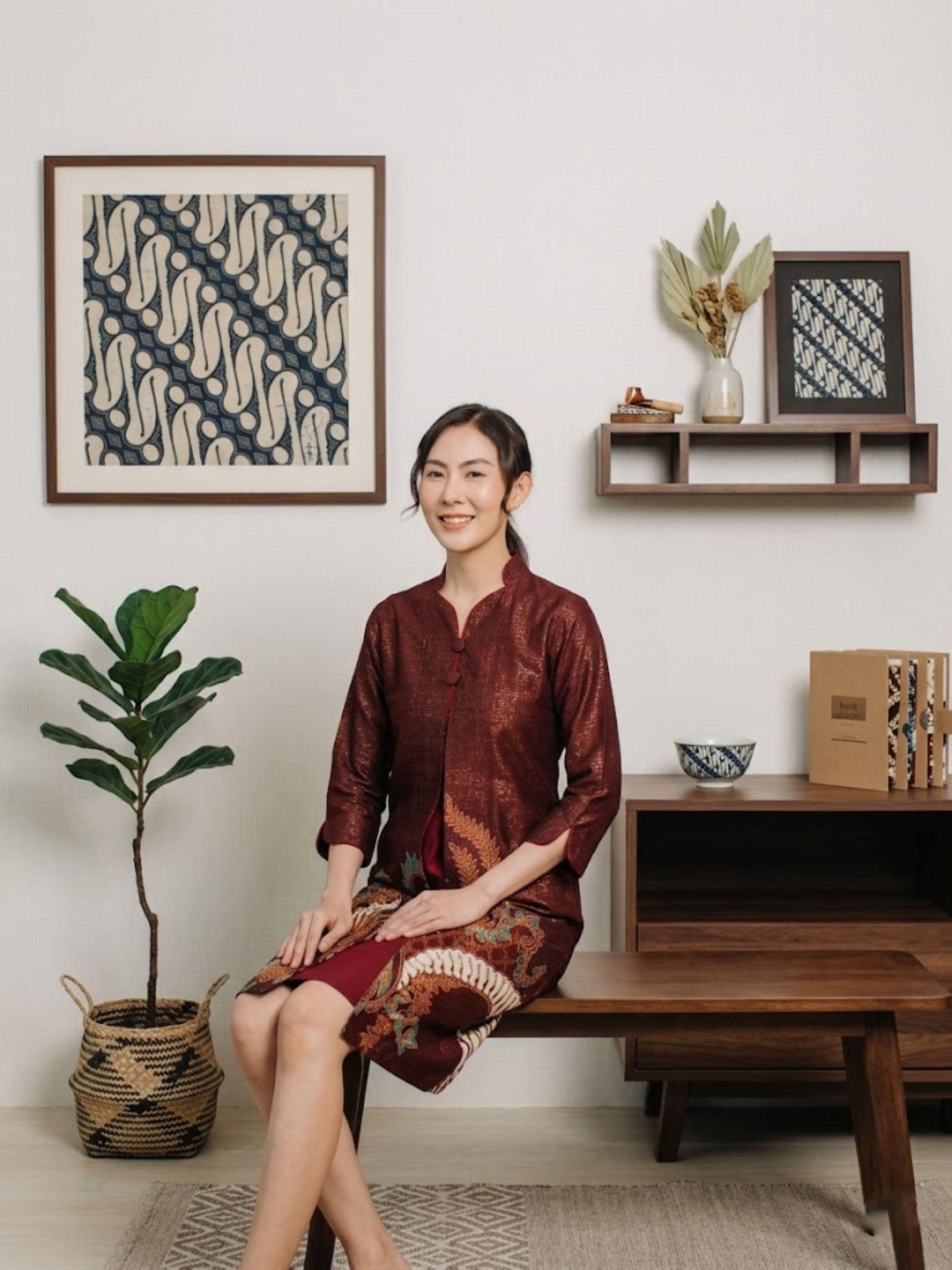 Maroon Foil Cotton Batik Dress – Elegant Javanese Formal Indonesian Attire - image 5