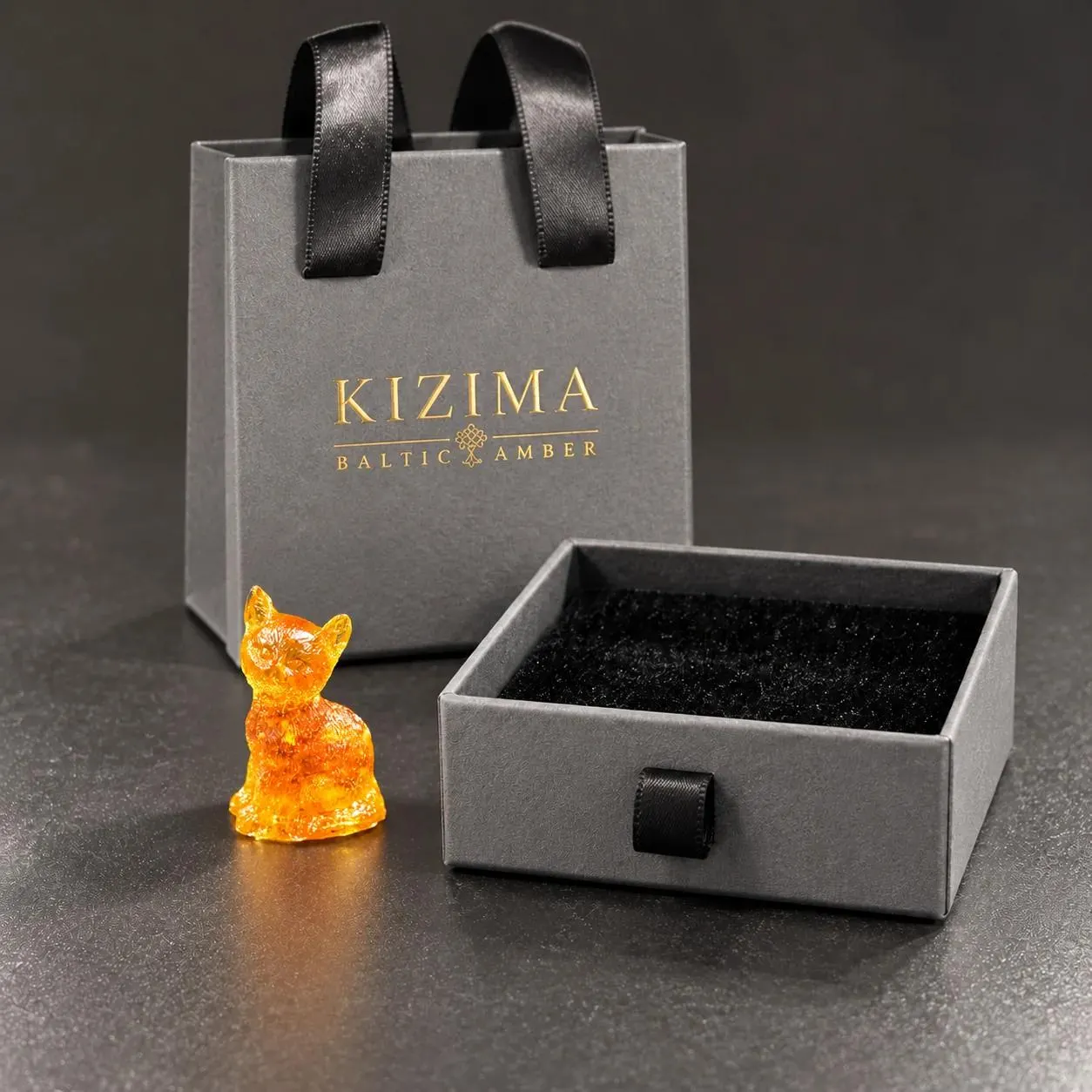Mini 4 cm sitting cat beside the small 8 × 8 × 3 cm KIZIMA gift box