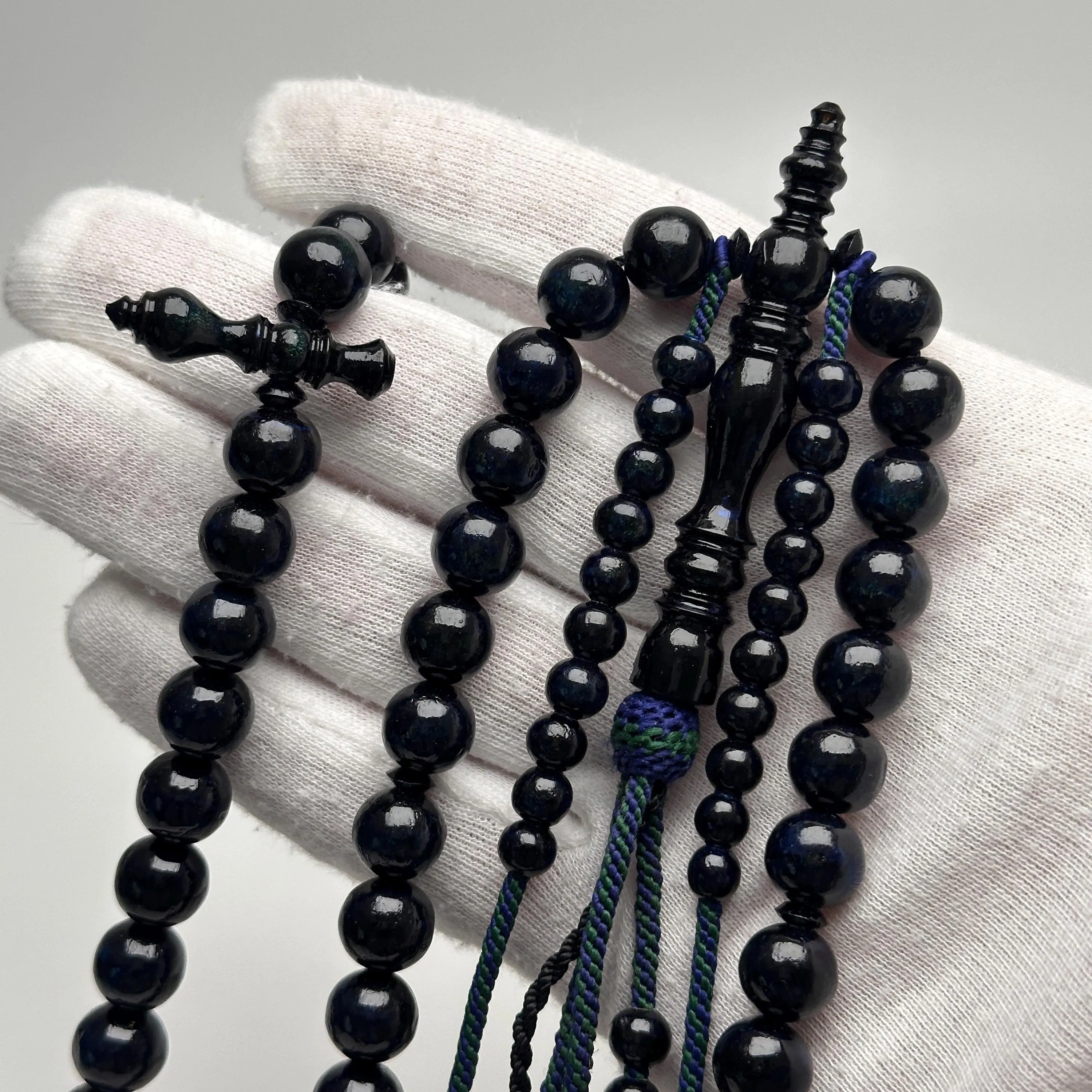 Tasbih Tijani en Yusr bleu – Corail noir reflets bleu / vert | Kourouss Artisanal