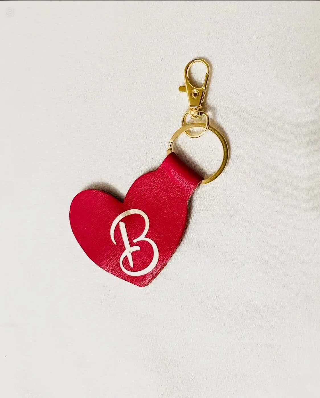 Porte-clés coeur en cuir véritable personnalisé -keychain  avec Initiale dorée fait main avec passion et précision -Saint-Valentin .