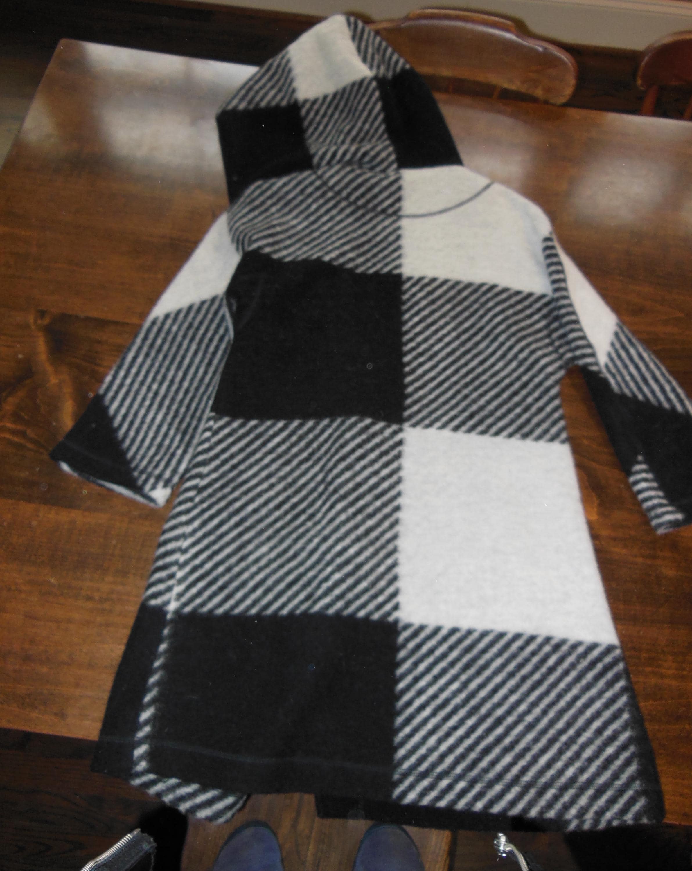 vintage black and white stylish ladies winter coat with hood single hook closure - image 3