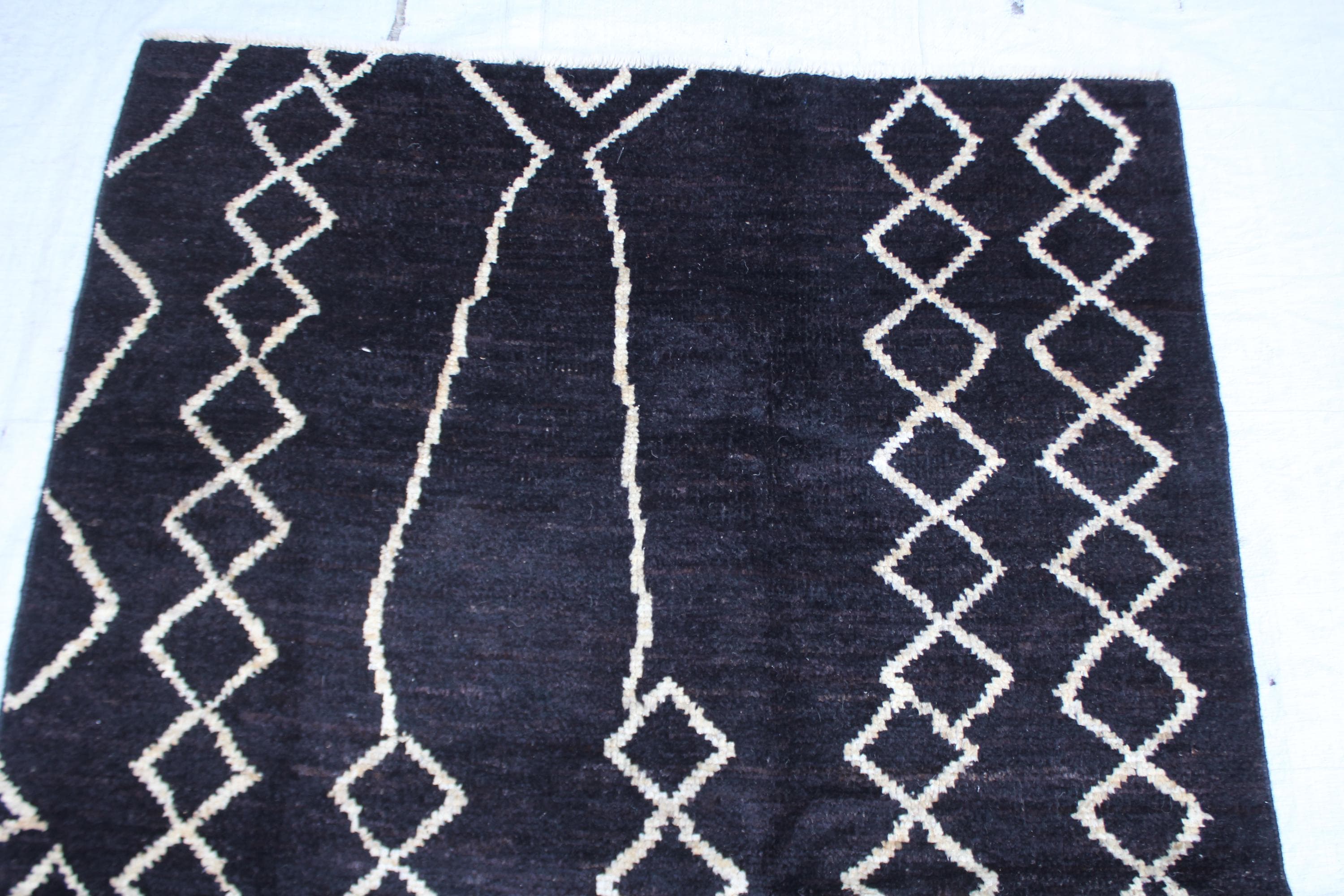 Handmade Afghan Wool Rug, Black Cream Geometric Diamond Pattern (3.11 x 5.7 FT) - image 4