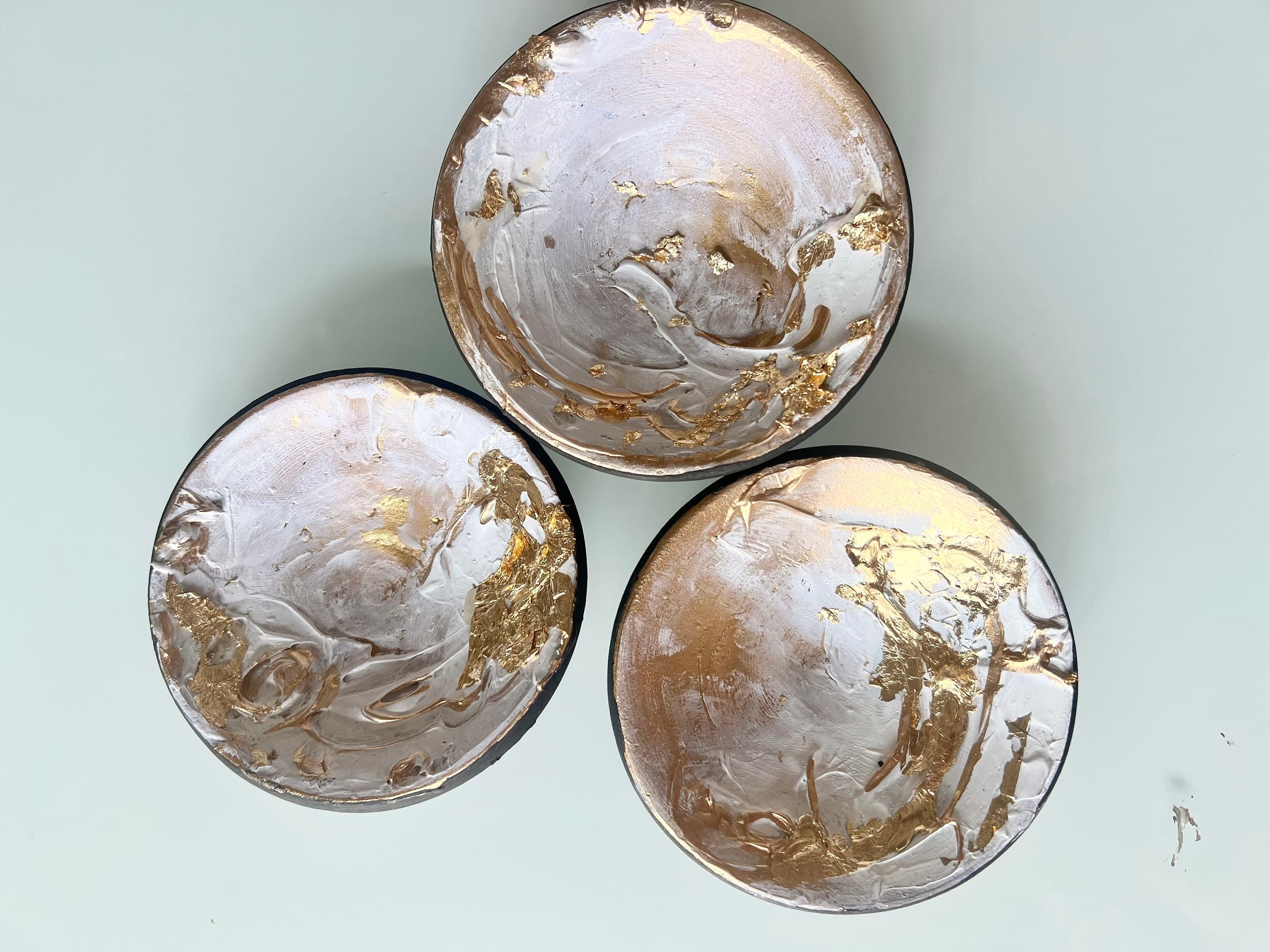 Set of 3 white mini dishes - image 4