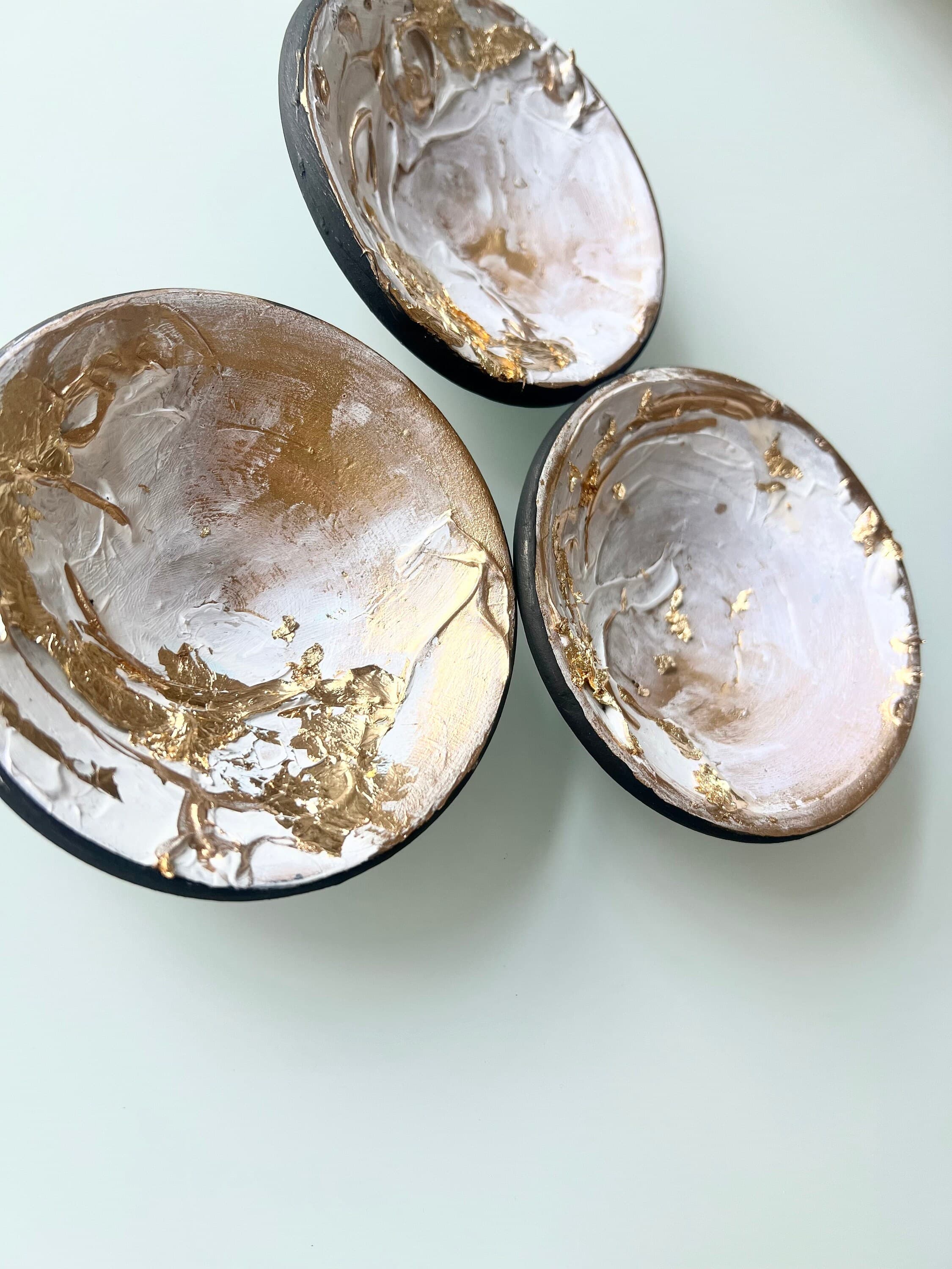Set of 3 white mini dishes - image 5