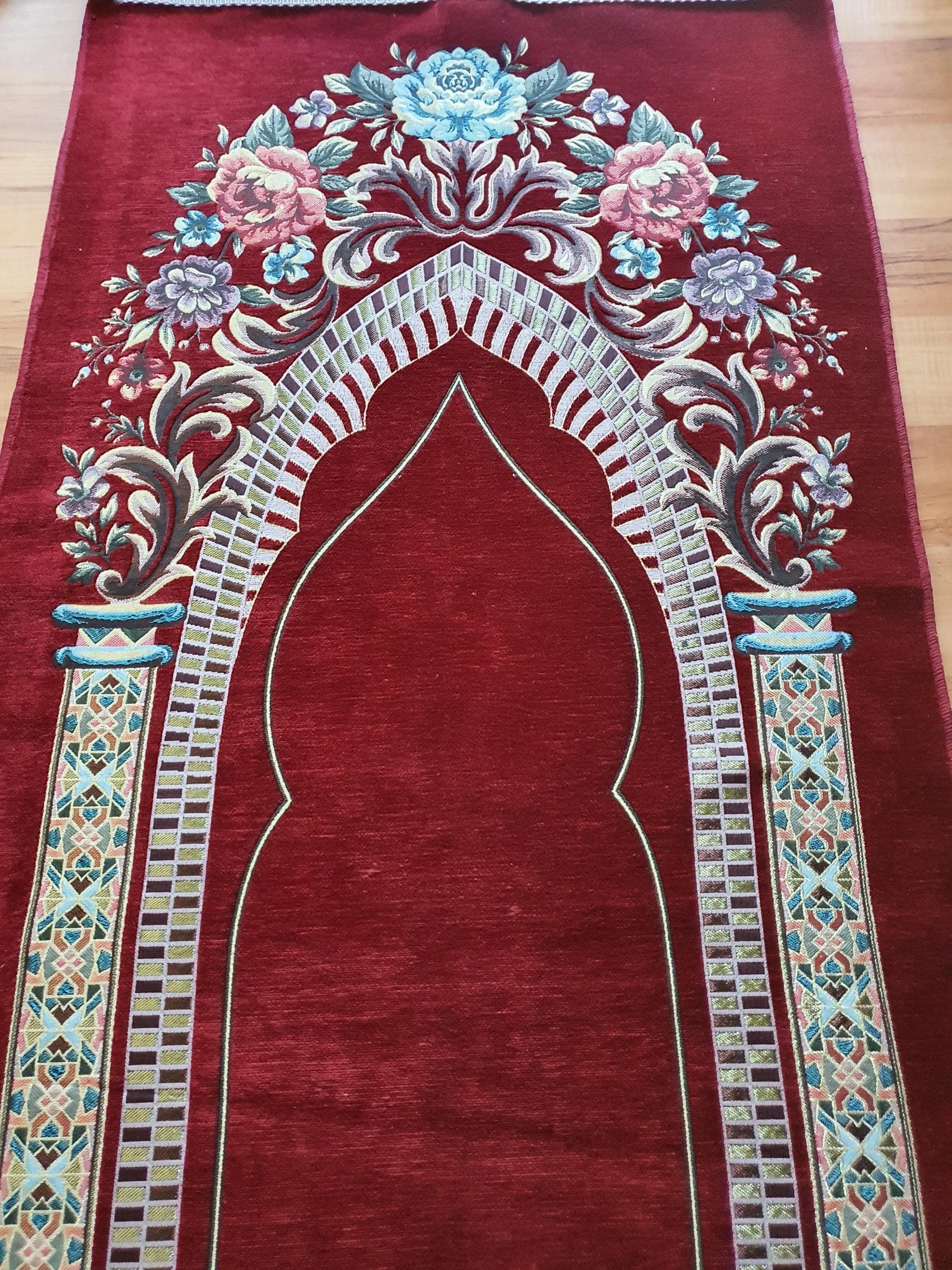 Red Velvet Quality Prayer Rug & Velvet Quran Set with Tasbih – Islamic Gift - image 5