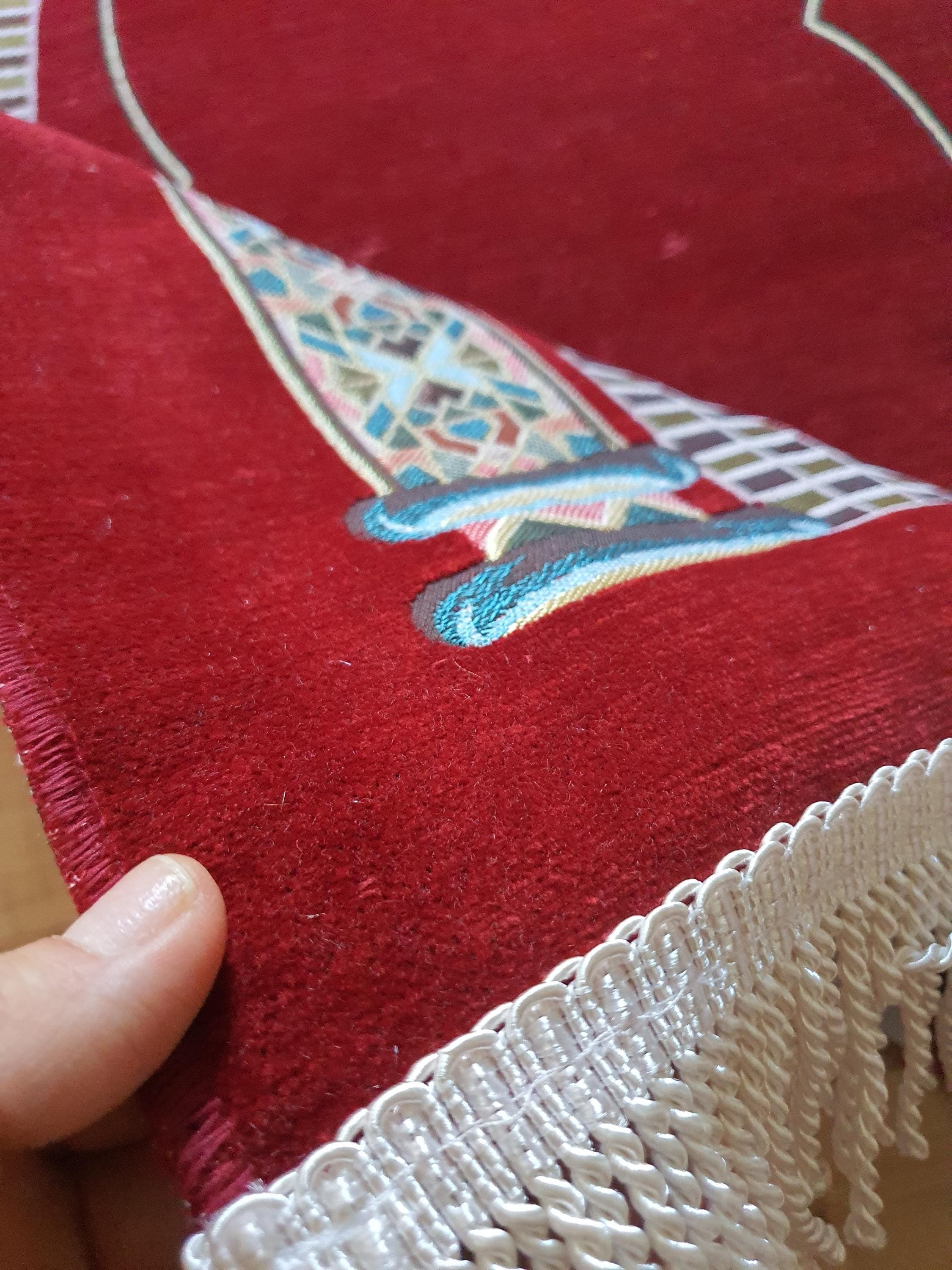 Red Velvet Quality Prayer Rug & Velvet Quran Set with Tasbih – Islamic Gift - image 4