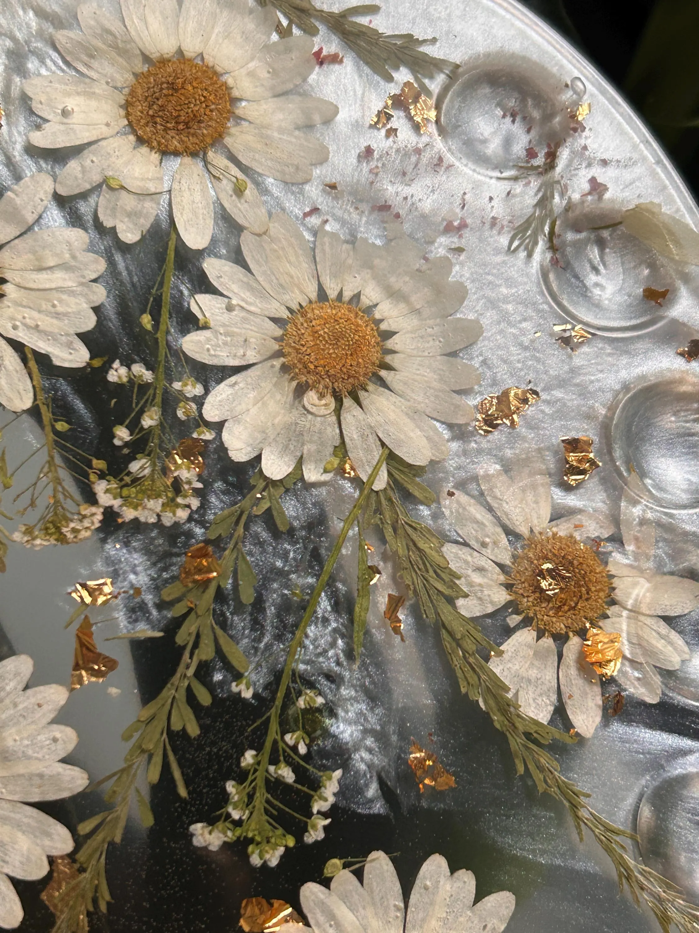 Personalized name Paint Palette with Pressed Flowers Daisies, Resin Artist Palette - image 3