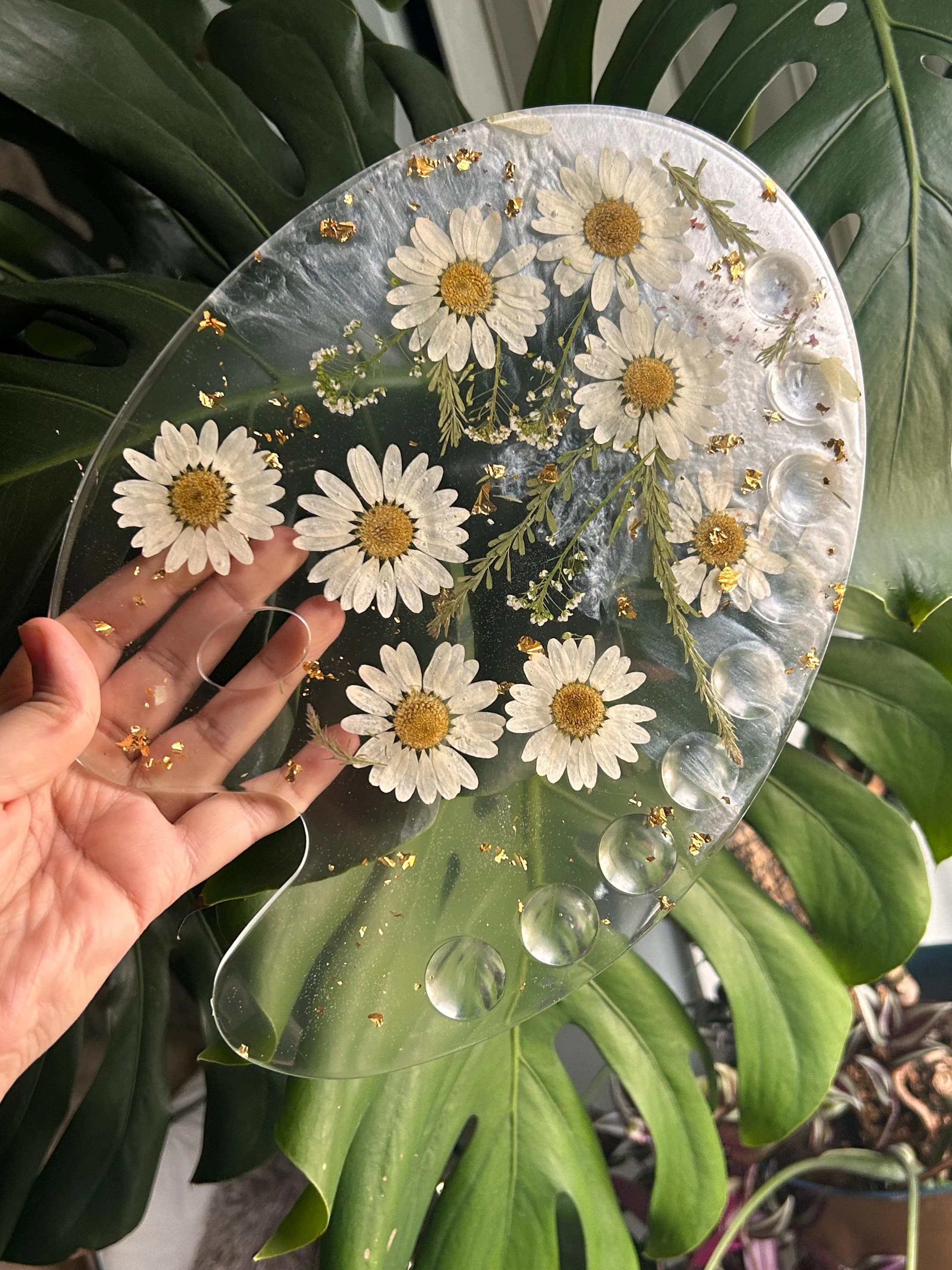 Personalized name Paint Palette with Pressed Flowers Daisies, Resin Artist Palette