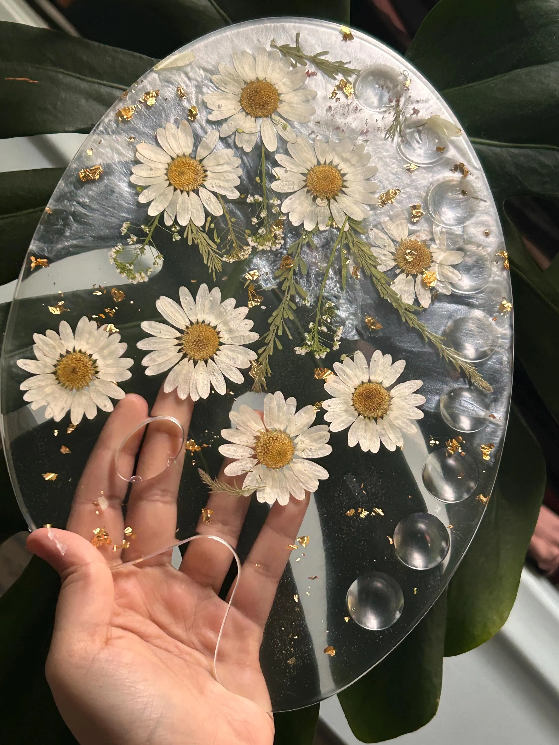 Personalized name Paint Palette with Pressed Flowers Daisies, Resin Artist Palette - image 4