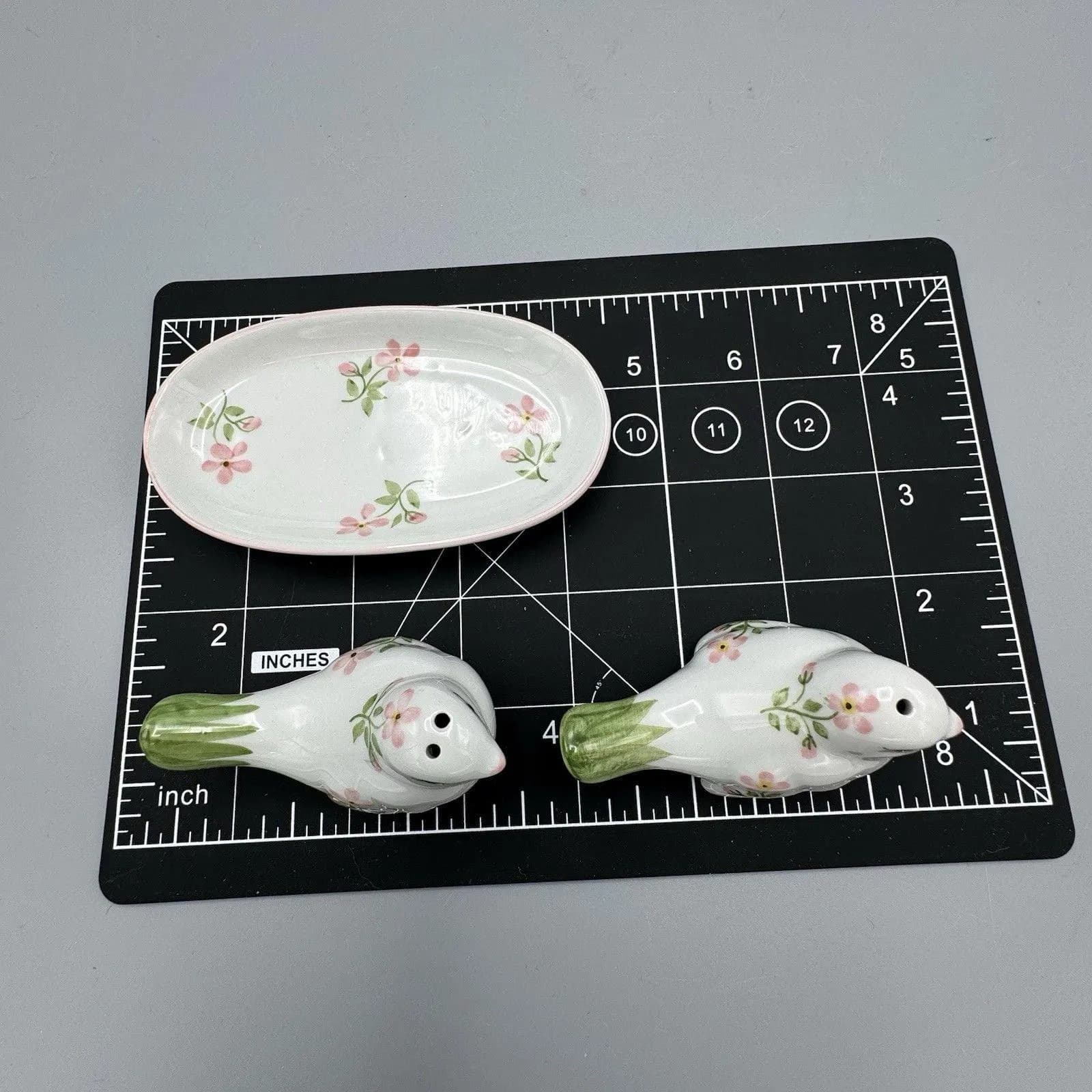 Vtg Unmarked Bird Salt and Pepper Shakers with Tray Pink Flowers Kitschy Ceramic - image 3