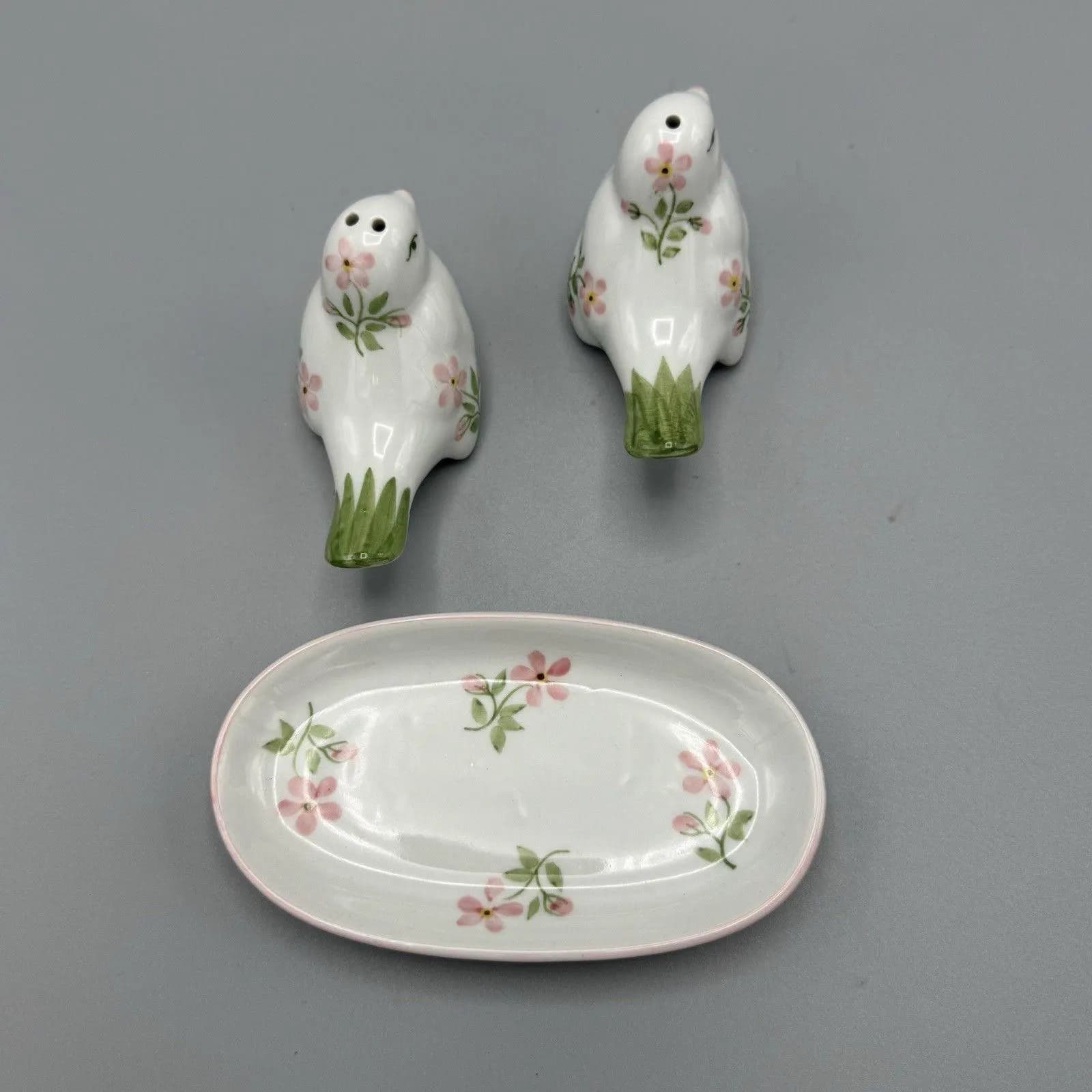 Vtg Unmarked Bird Salt and Pepper Shakers with Tray Pink Flowers Kitschy Ceramic - image 4