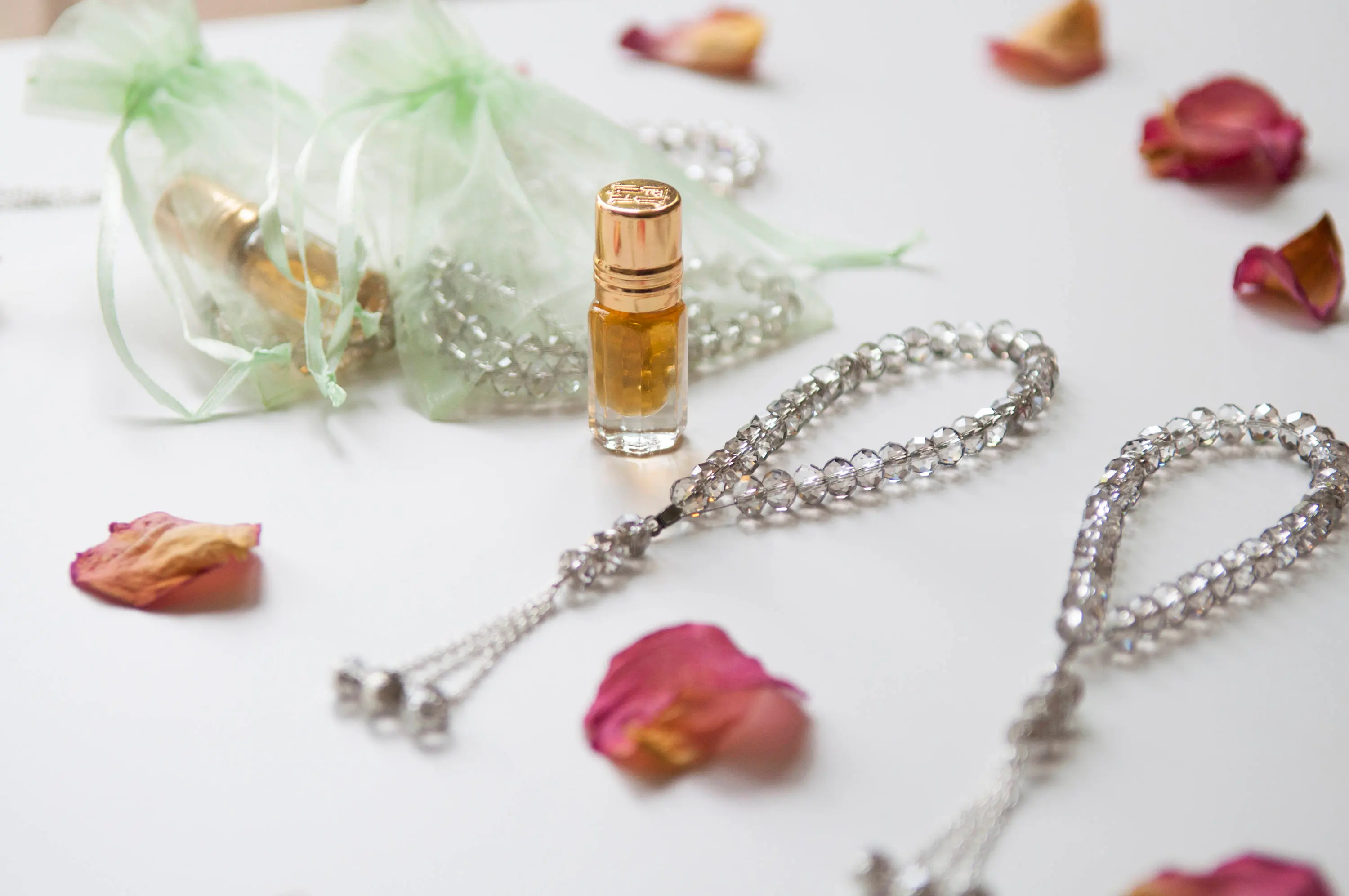 Tasbih & Oud Pouch | Eid Gift / Favour | 1 Mini 33 Bead Tasbih with 1 Oud Bottle - image 3