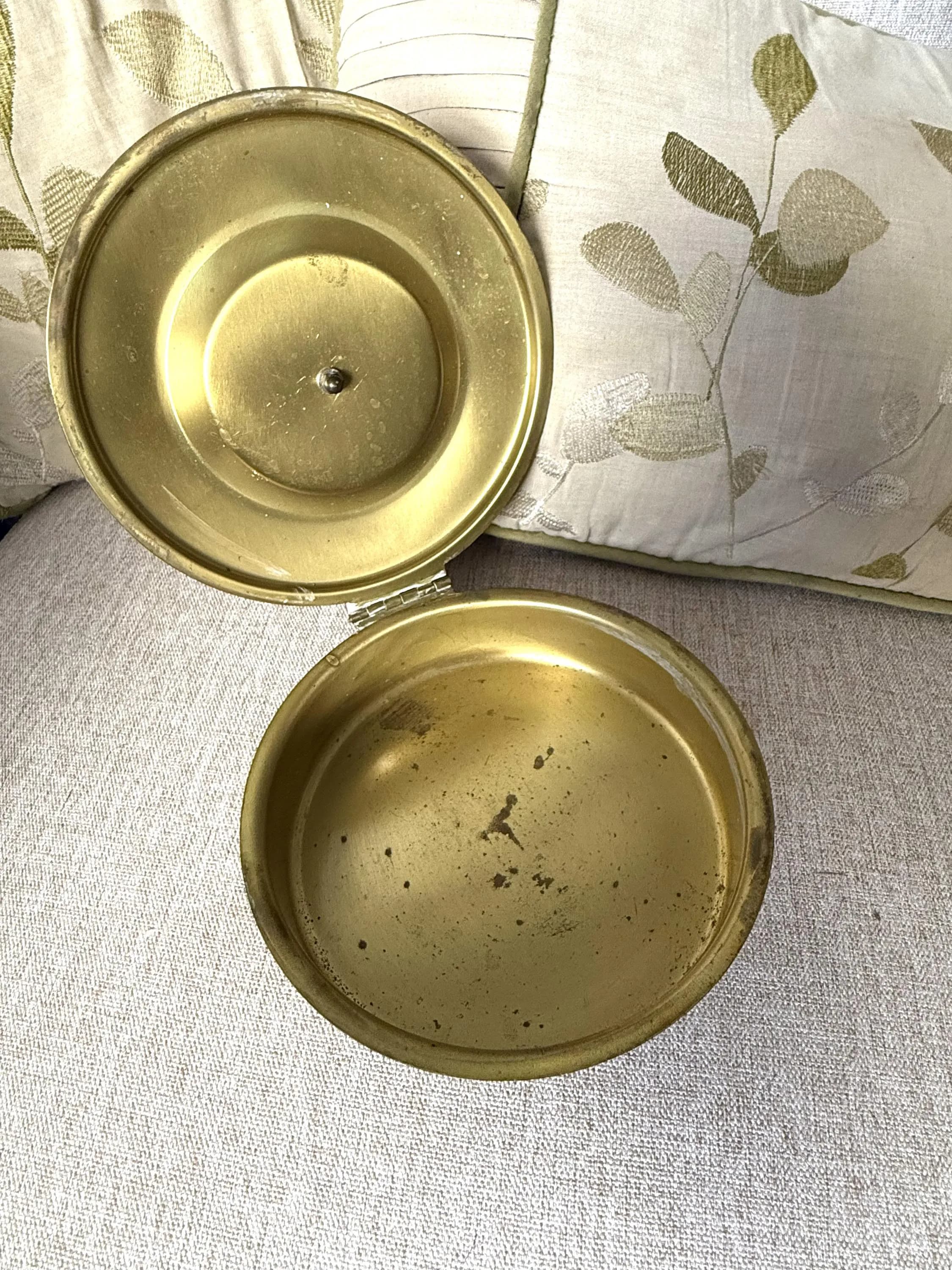 Vintage Italian Brass Bed Warmer – Heraldic Crest – Hinged Lid & Wood Handle – Antique Hearth Décor, PM Italy - image 4