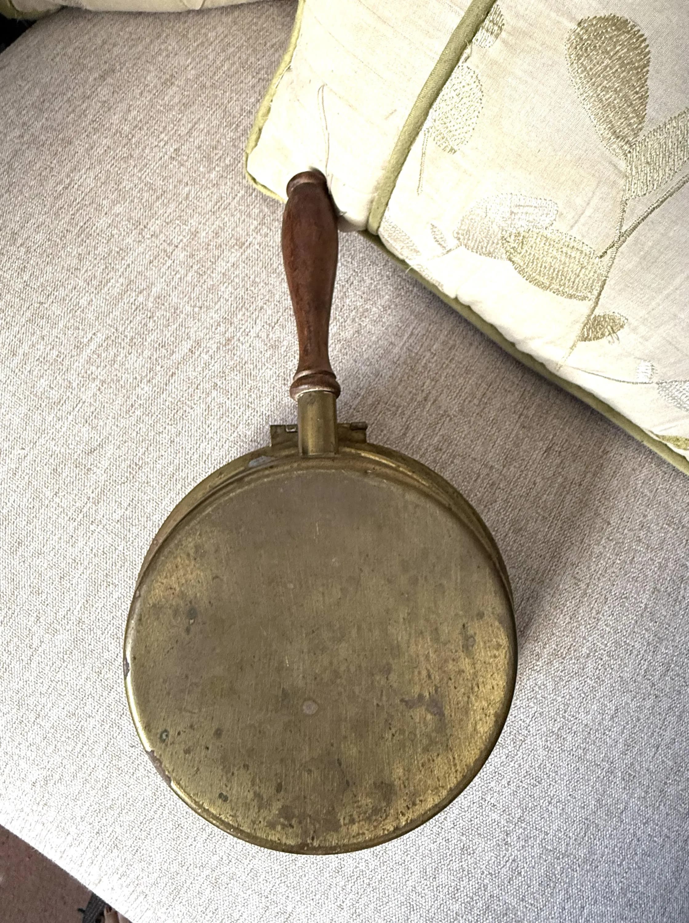 Vintage Italian Brass Bed Warmer – Heraldic Crest – Hinged Lid & Wood Handle – Antique Hearth Décor, PM Italy - image 5