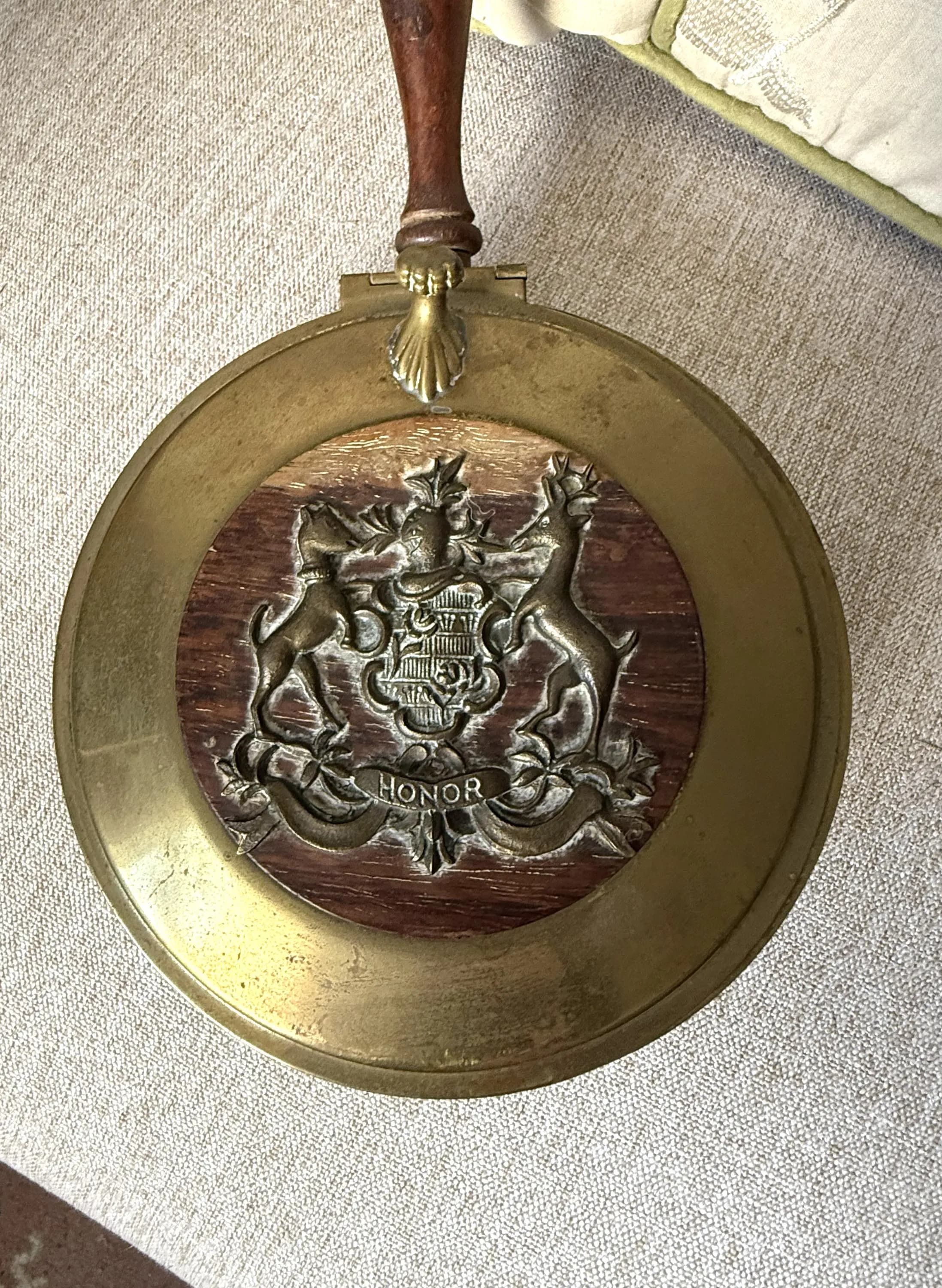 Vintage Italian Brass Bed Warmer – Heraldic Crest – Hinged Lid & Wood Handle – Antique Hearth Décor, PM Italy - image 3