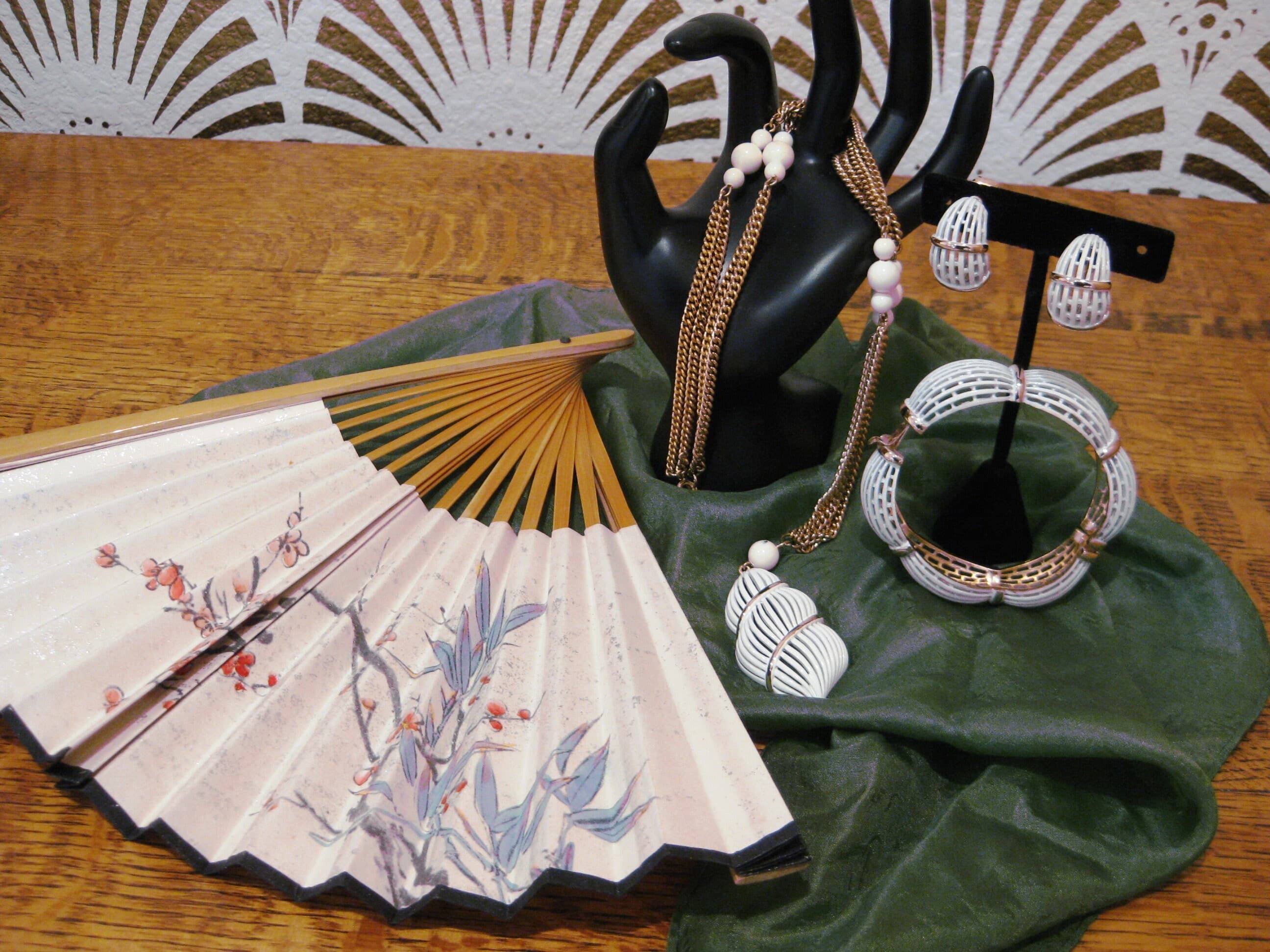 Seashell Jewelry Set, White and Gold Jewelry, Necklace, Bracelet & Earrings, 1950s - image 4