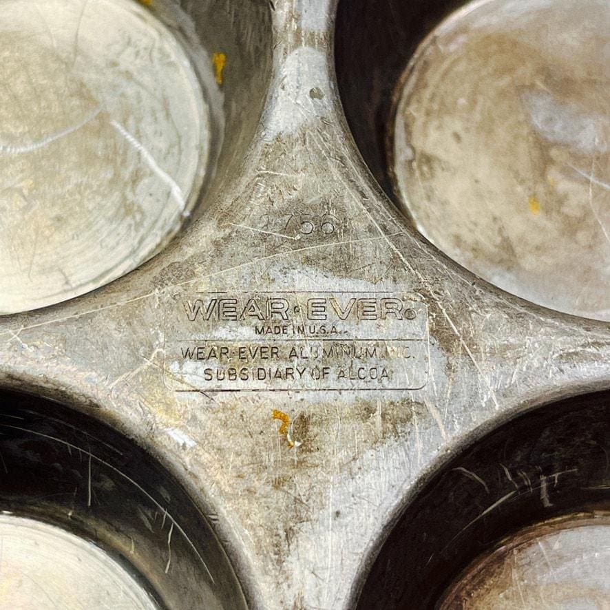 Wear Ever Muffin Pan, Alcoa, 12 Hole, Vintage Aluminum Bakeware - image 4