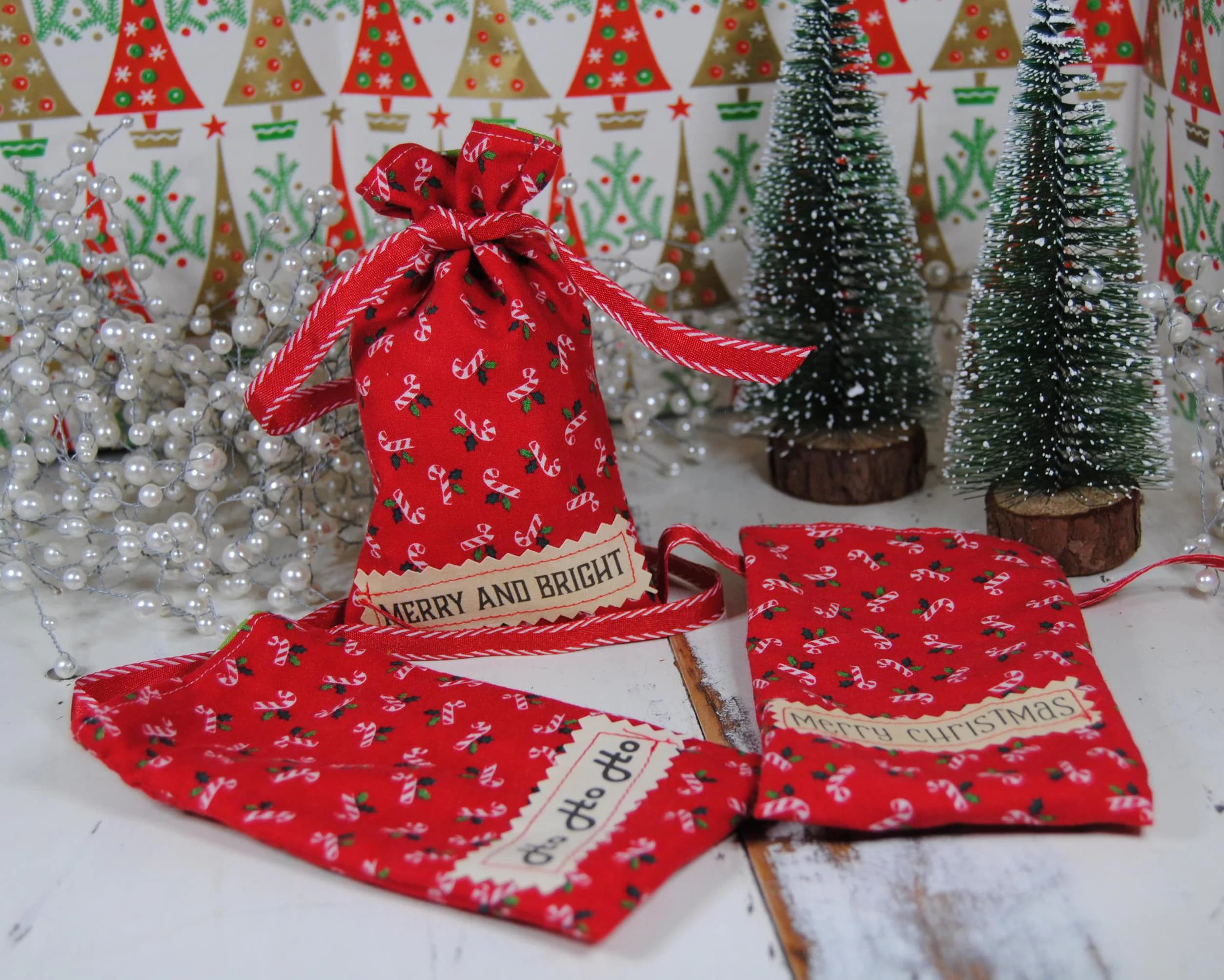 Three handmade fabric gift bags - Christmas gift wrapping - Perfect for gift cards - Reusable - Candy cane - Fully lined - Each 1 is unique
