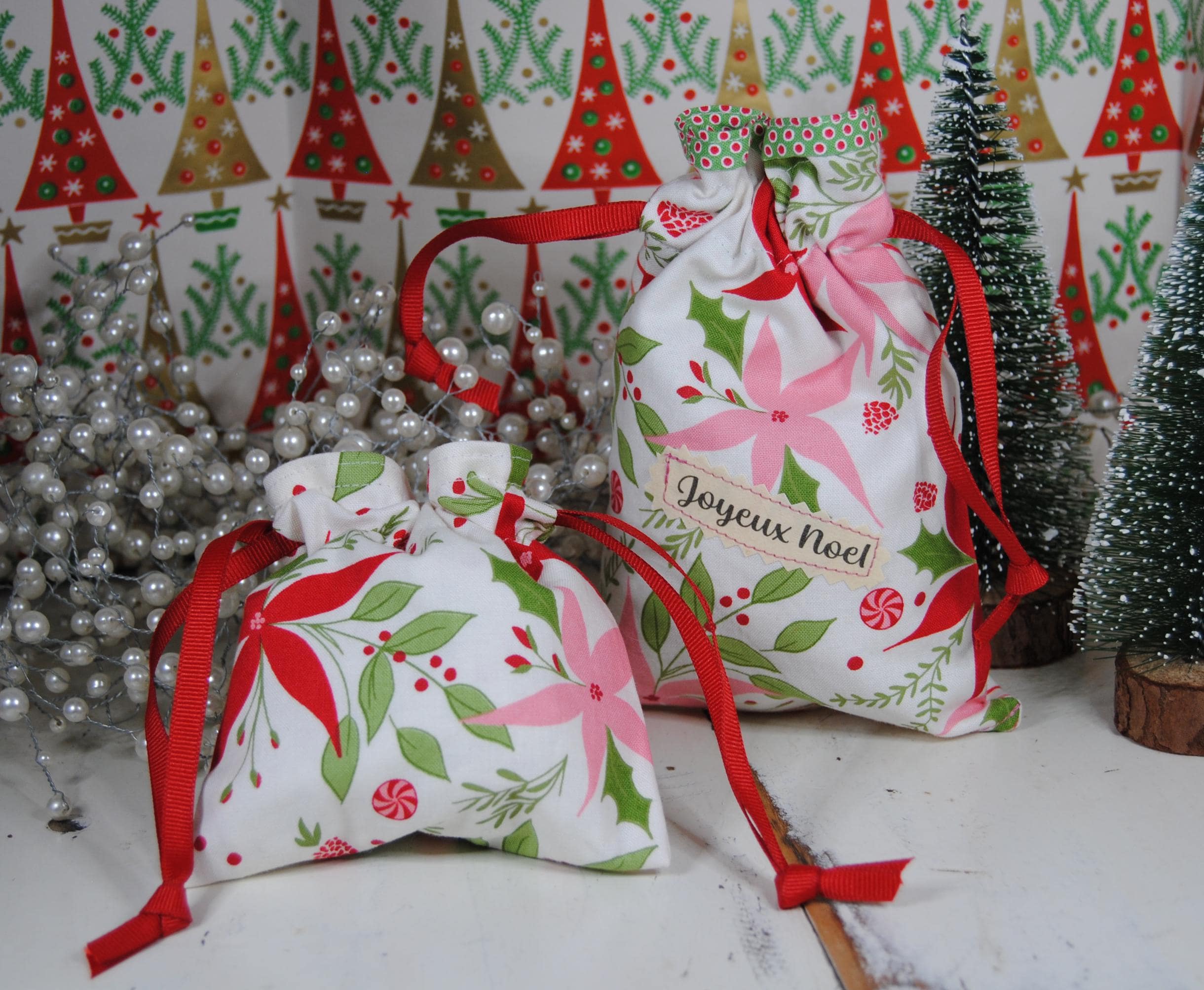 Two handmade fabric gift bags - Christmas - Joyeux Noel - Pink and red poinsettia fabric - One of a kind gift wrapping - Reusable - Lined