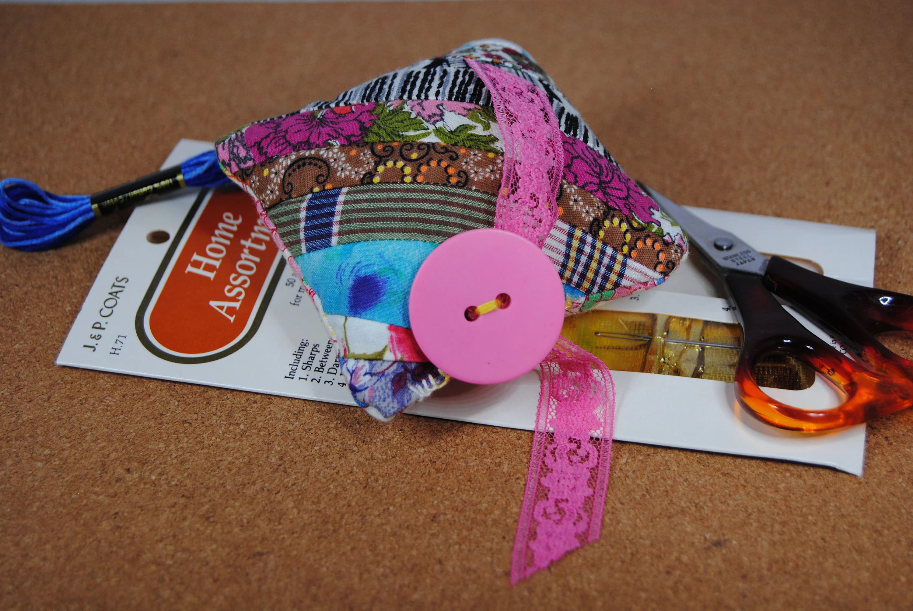Handmade pincushion - Vintage fabric upcycled - Slow stitching - Sewing notions