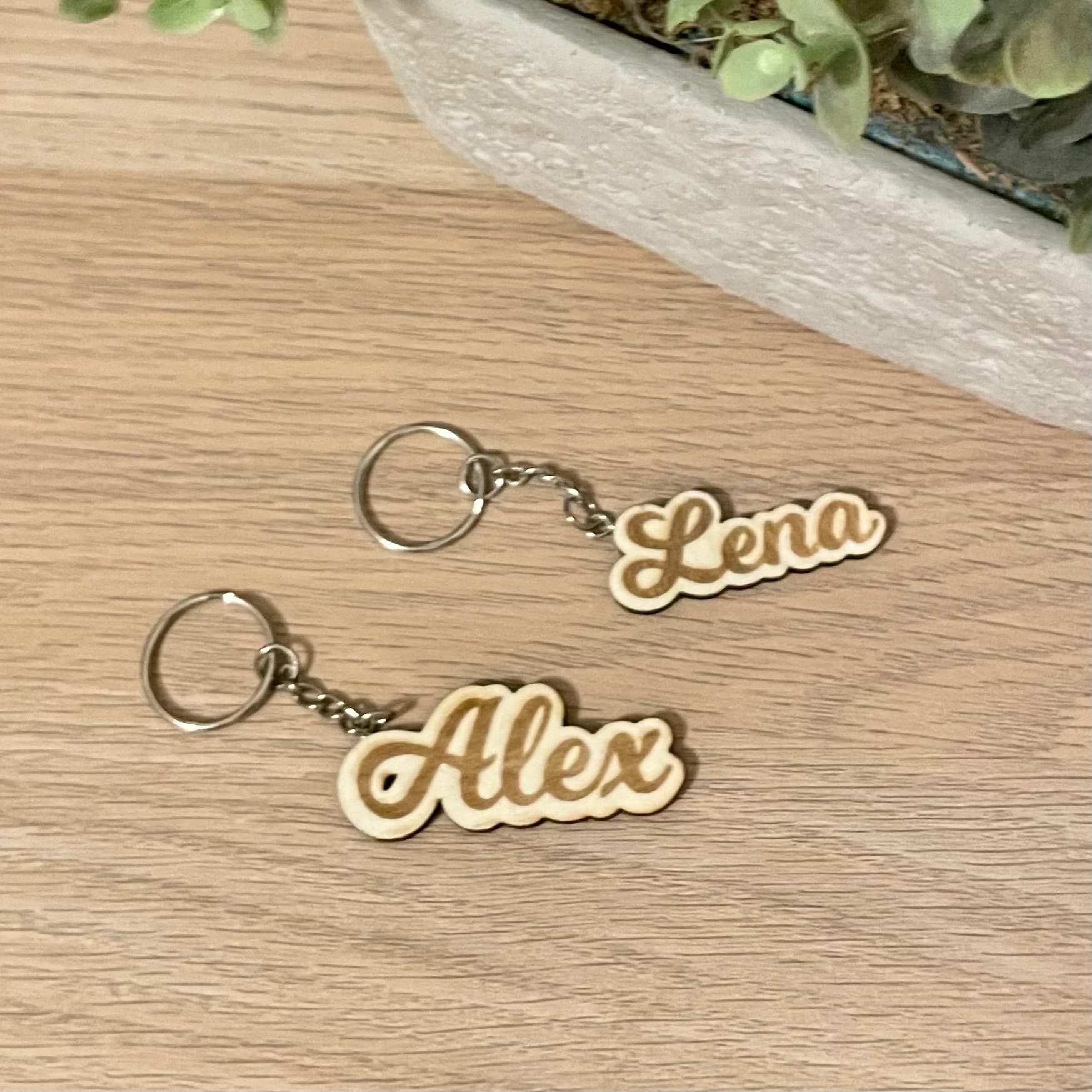 Personalisierter Schlüsselanhänger mit Namen aus Holz - Geschenkidee Muttertag Vatertag Frau Mann Freundin Freund Schlüsselbund - image 2