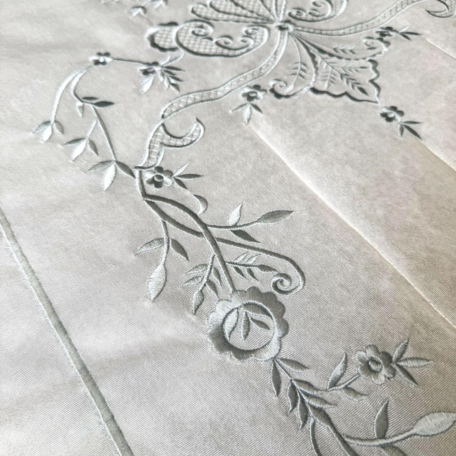 Cream Velvet Islamic Prayer Rug with Silver Embroidery, Muslim Prayer Mat, Islamic Home Decor, Soft Velvet Janamaz, Ramadan Gift, Sejadah - image 4