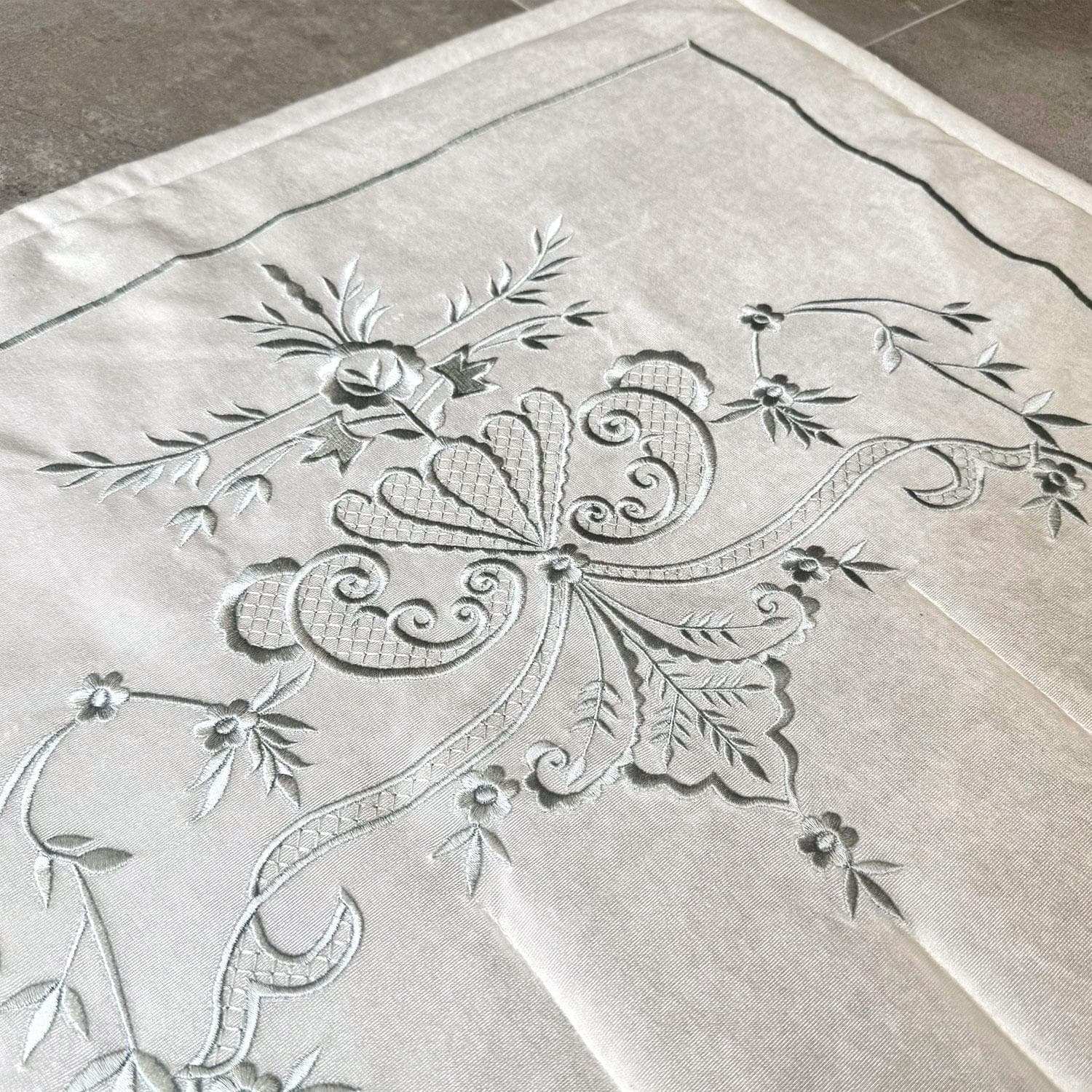 Cream Velvet Islamic Prayer Rug with Silver Embroidery, Muslim Prayer Mat, Islamic Home Decor, Soft Velvet Janamaz, Ramadan Gift, Sejadah - image 3