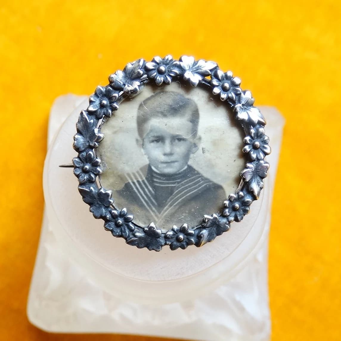 Edwardian remembrance pin. Silver photo brooch. Antique bereavement jewellery