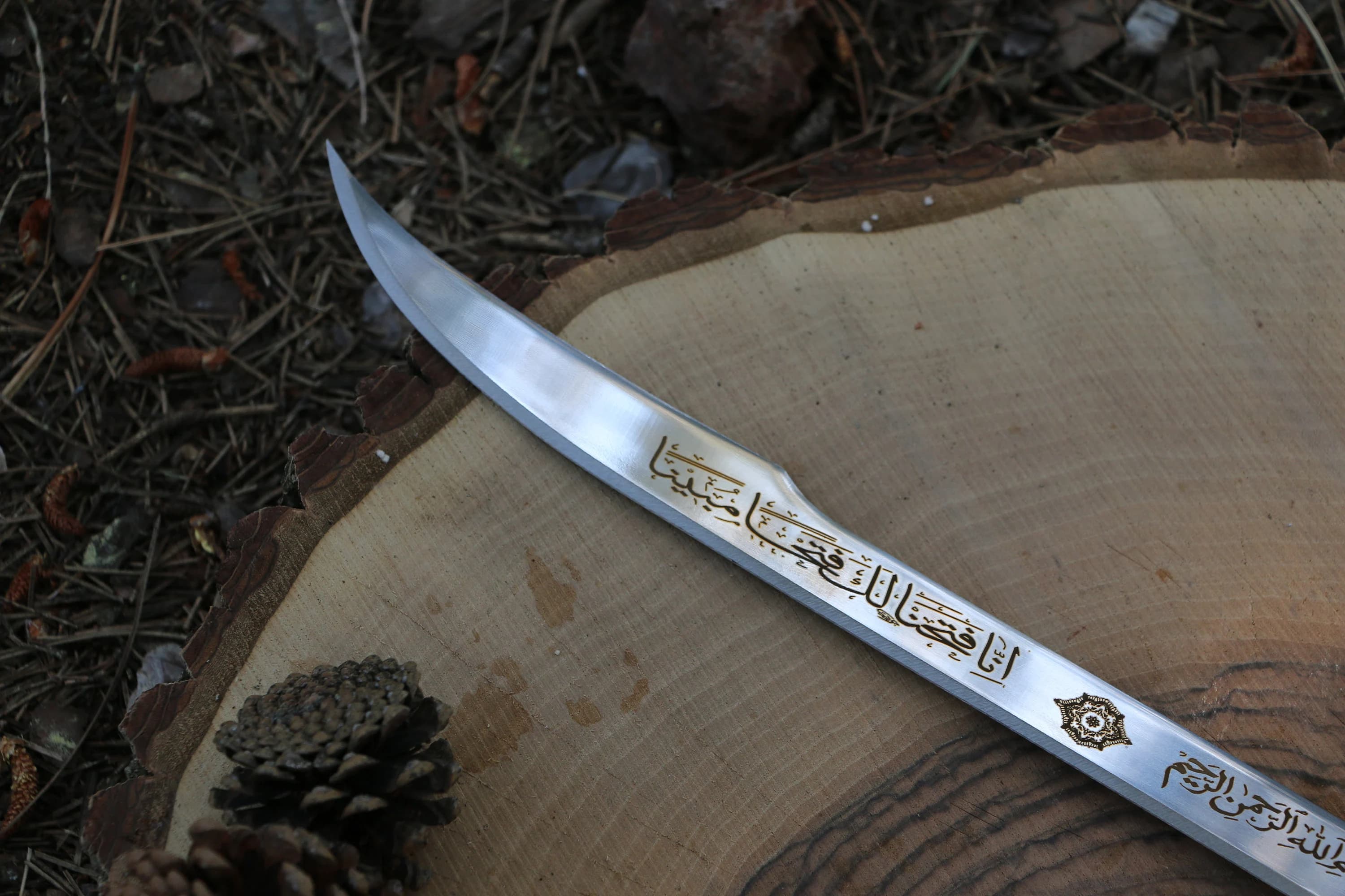 Handmade Custom Arabian Sword: Engraved Islamic Decoration Desktop Sword Gift - image 4