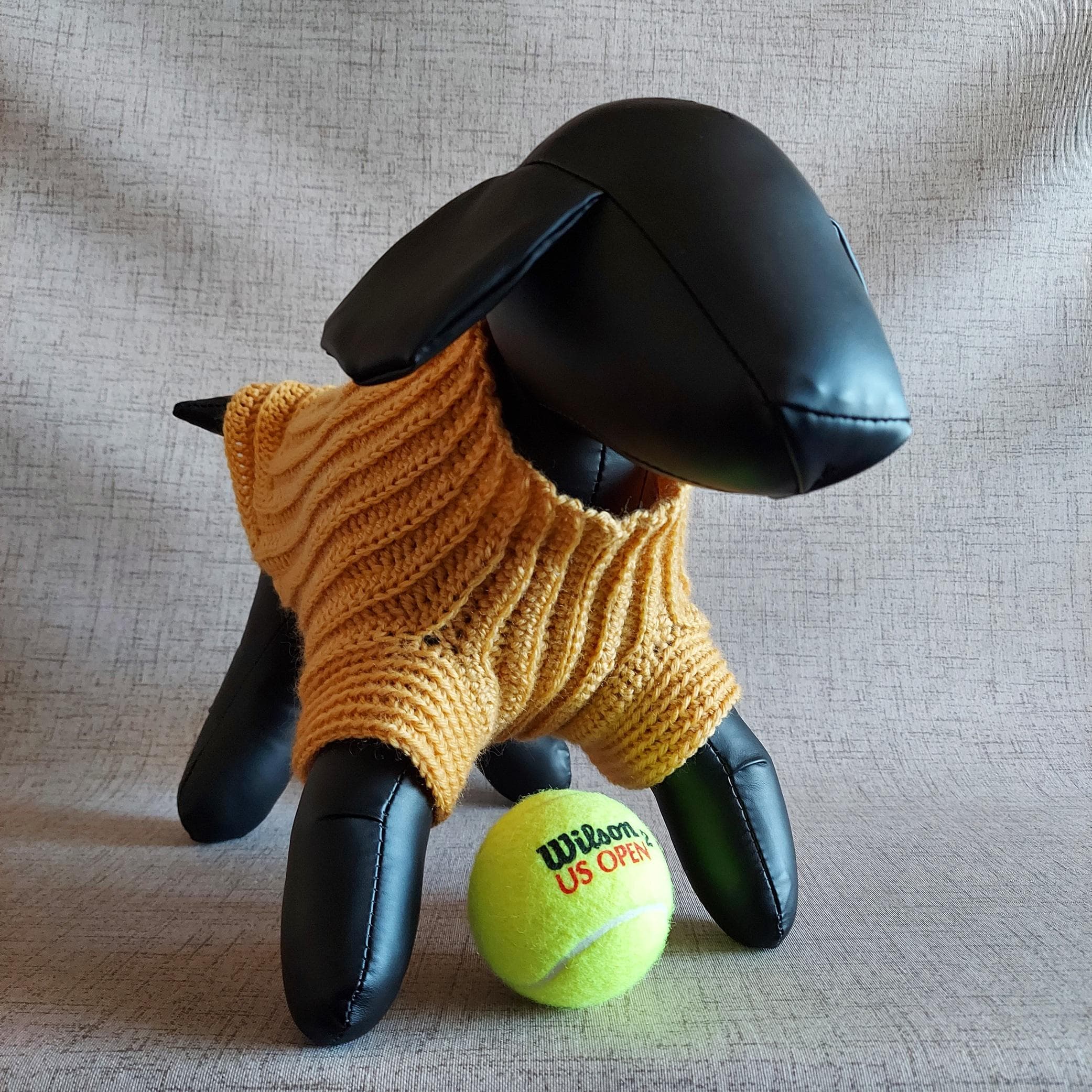 Basic unisex sweater crochet pattern for small pet: male and female cat, puppy, dog.