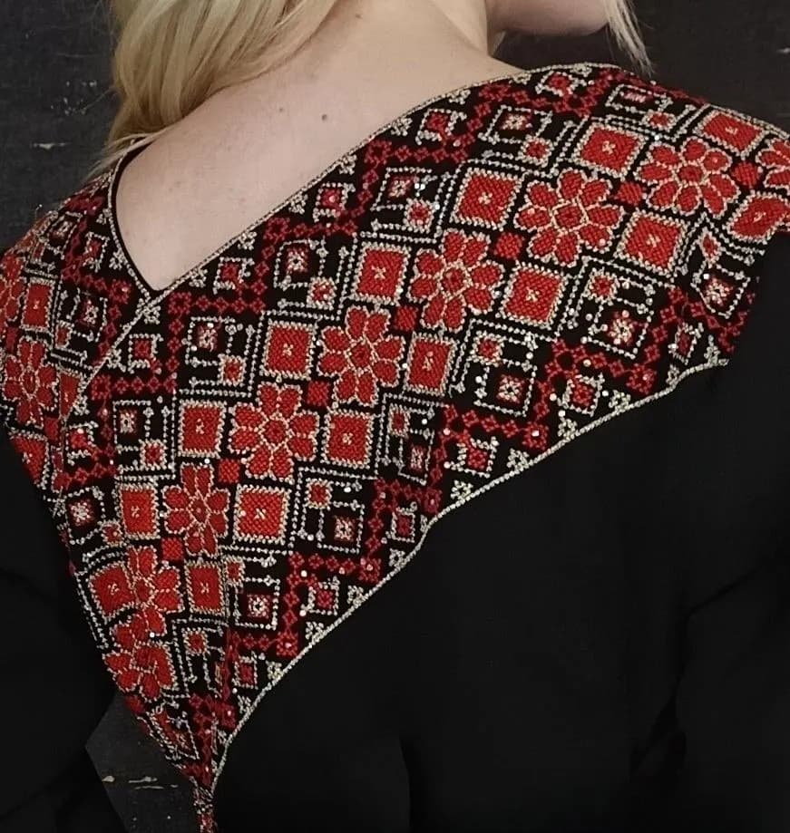 Kaftan Schaza mit Gürtel, schwarz, asymmetrischer Halsausschnitt, unterschiedliche Armlängen, bunte Stickerei, Kleid für besondere Anlässe - image 5