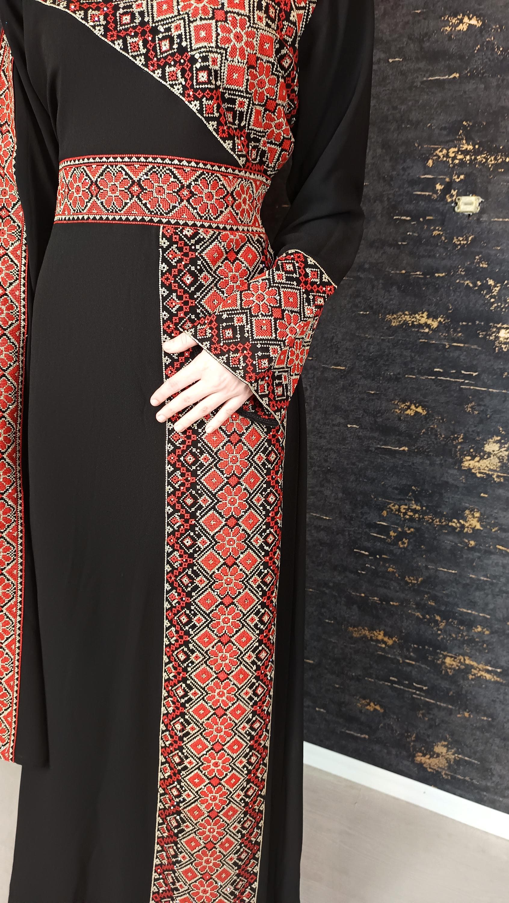 Kaftan Schaza mit Gürtel, schwarz, asymmetrischer Halsausschnitt, unterschiedliche Armlängen, bunte Stickerei, Kleid für besondere Anlässe - image 4