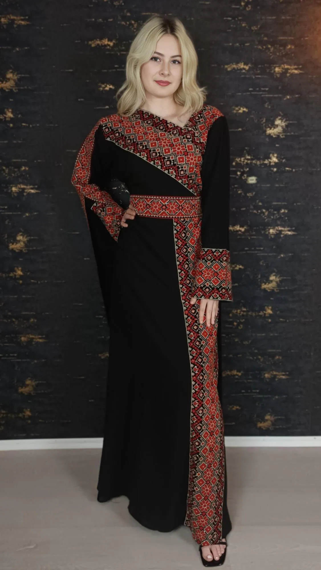 Kaftan Schaza mit Gürtel, schwarz, asymmetrischer Halsausschnitt, unterschiedliche Armlängen, bunte Stickerei, Kleid für besondere Anlässe - image 3