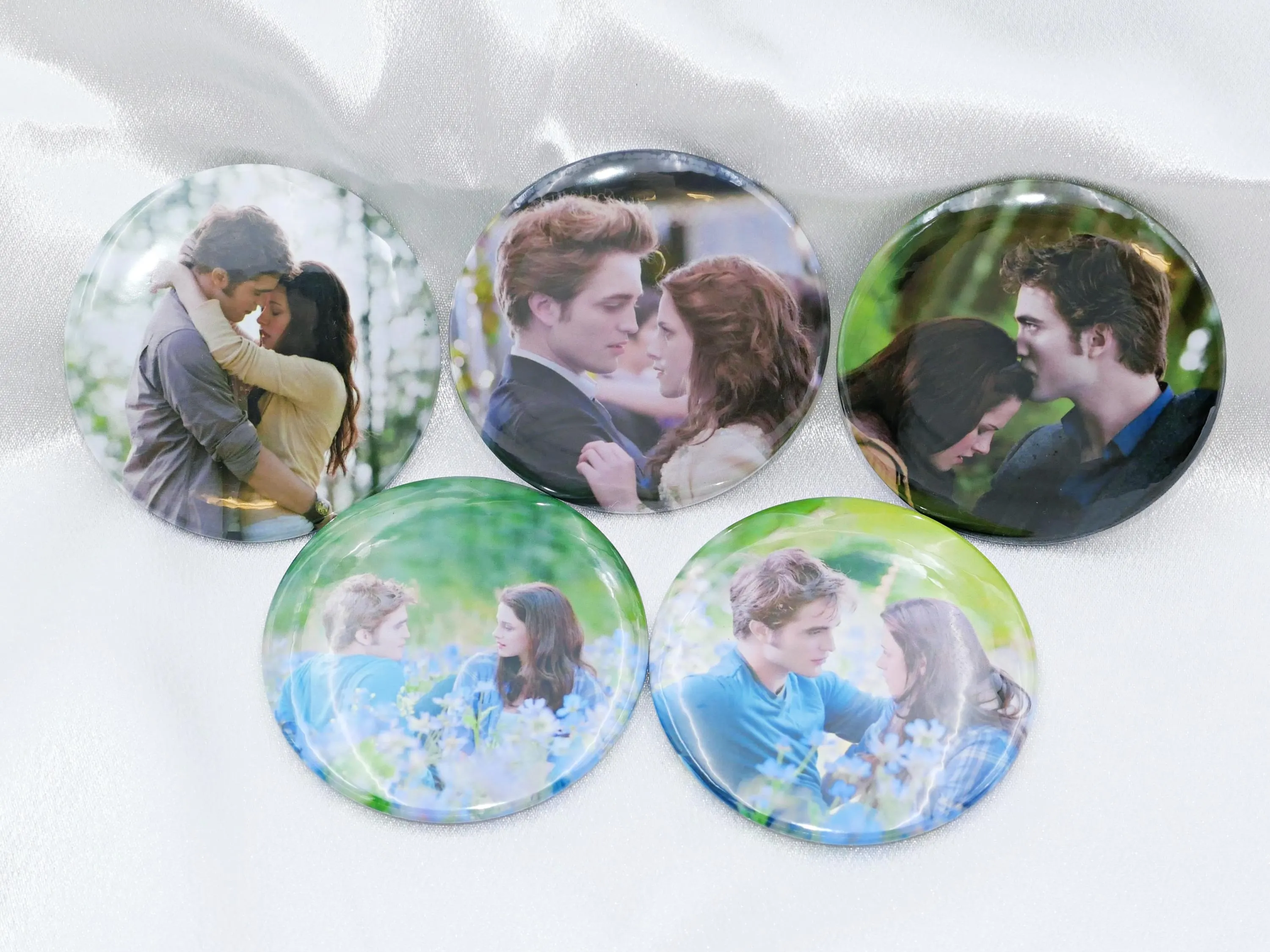 Twilight tinplate badge Set / Edward & Bella / tinplate pins / Tinplate buttons / Button Badge / Very Beautiful - image 2