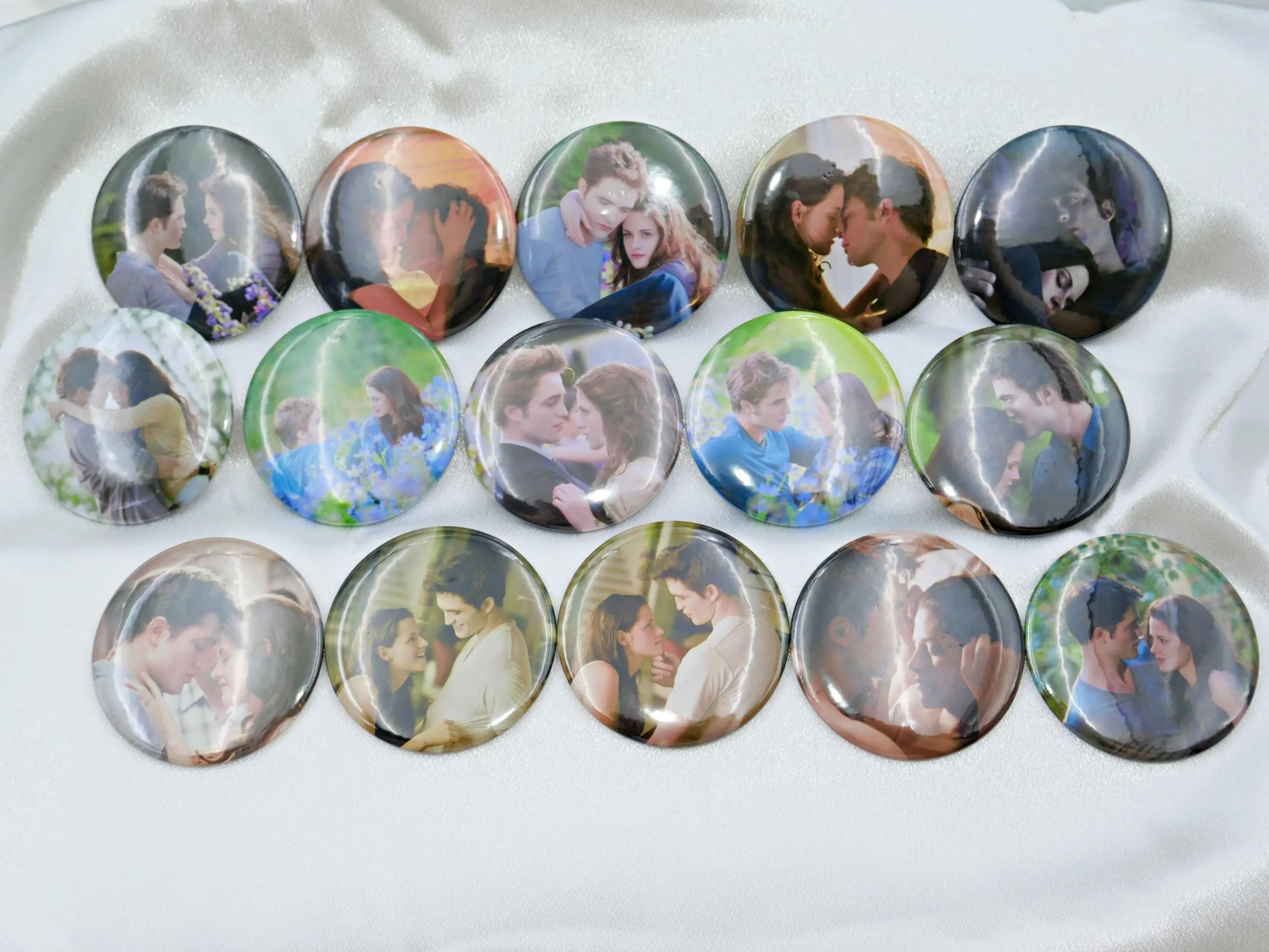 Twilight tinplate badge Set / Edward & Bella / tinplate pins / Tinplate buttons / Button Badge / Very Beautiful