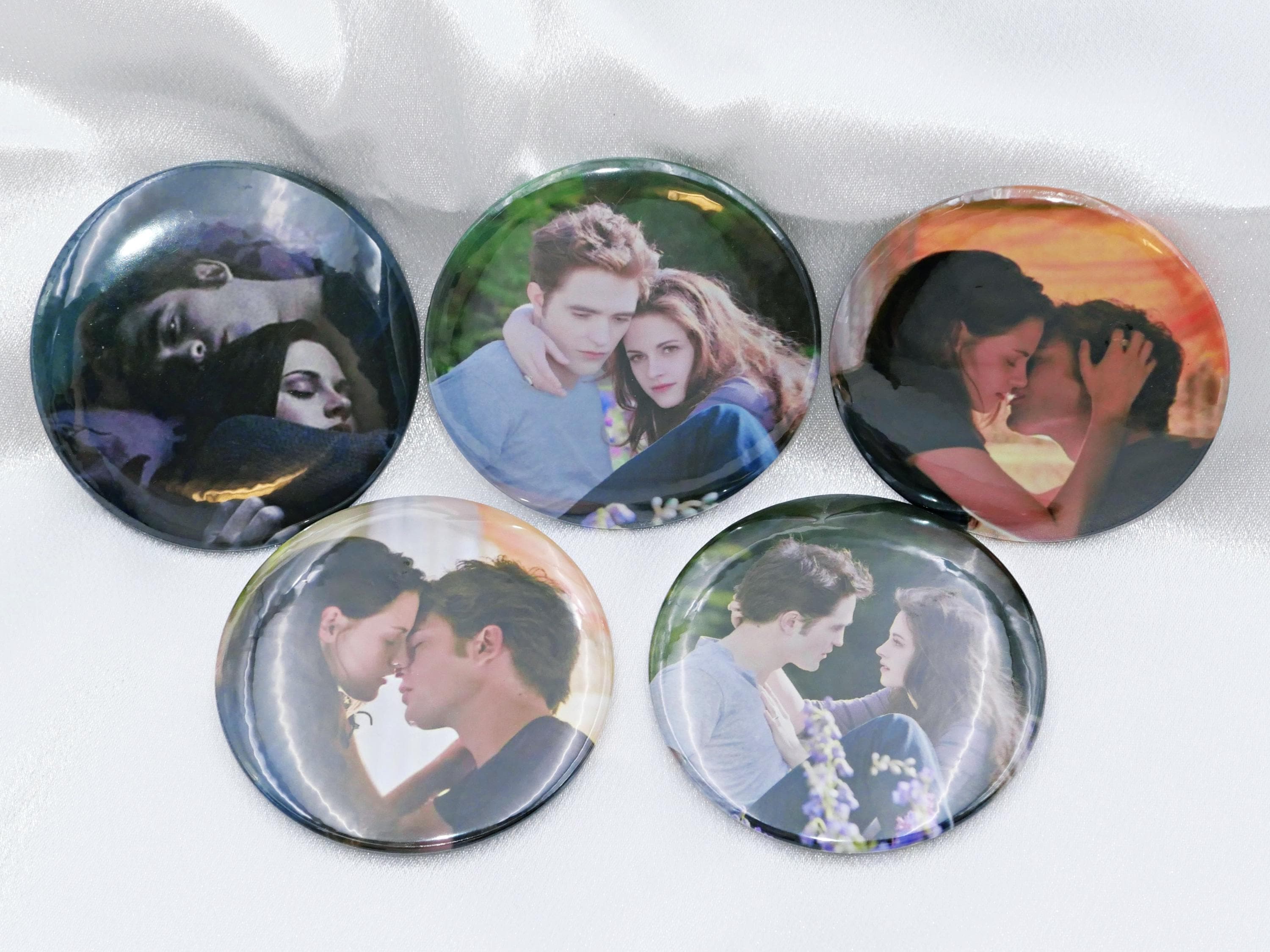 Twilight tinplate badge Set / Edward & Bella / tinplate pins / Tinplate buttons / Button Badge / Very Beautiful - image 3