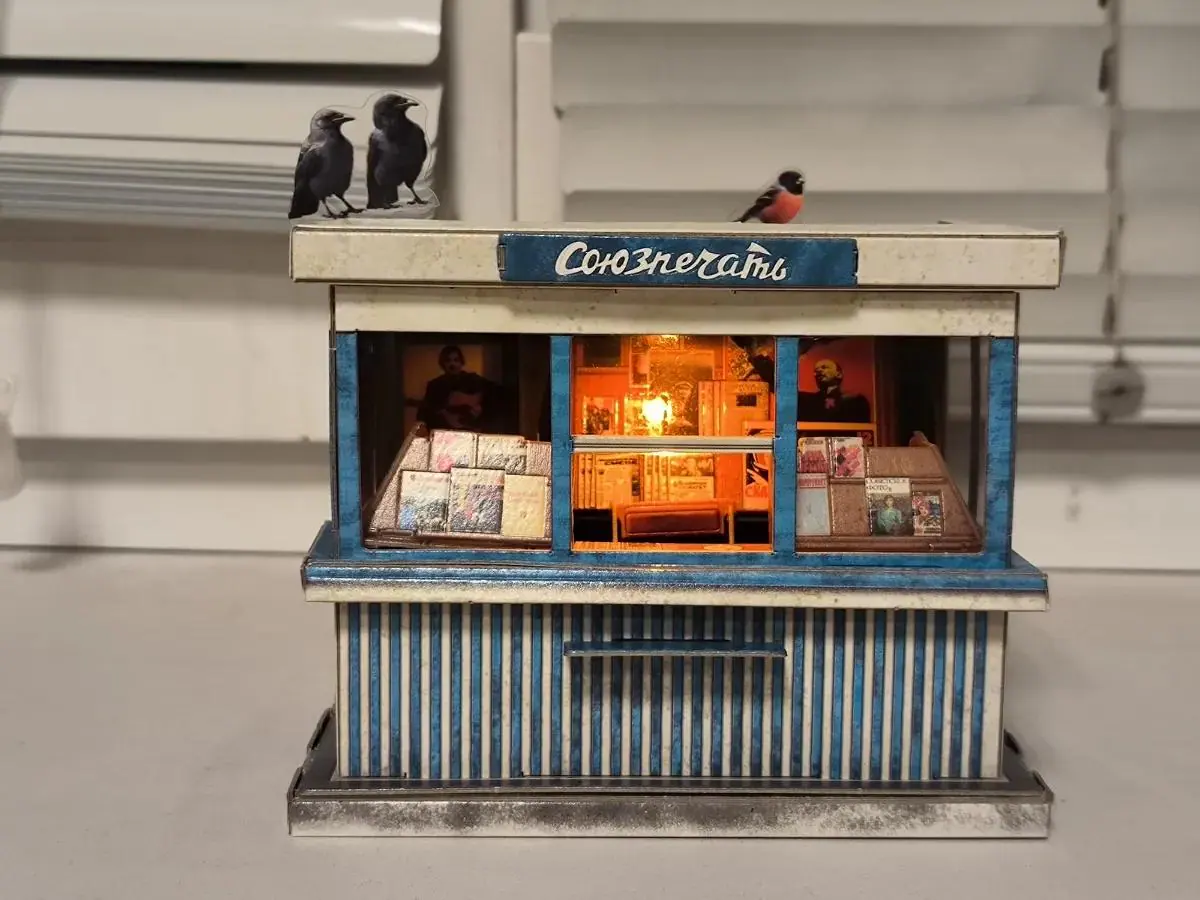 DIY Soviet Newspaper Kiosk "Soyuzpechat" with LED Light – 3D Puzzle Model Kit 1/26 - image 4