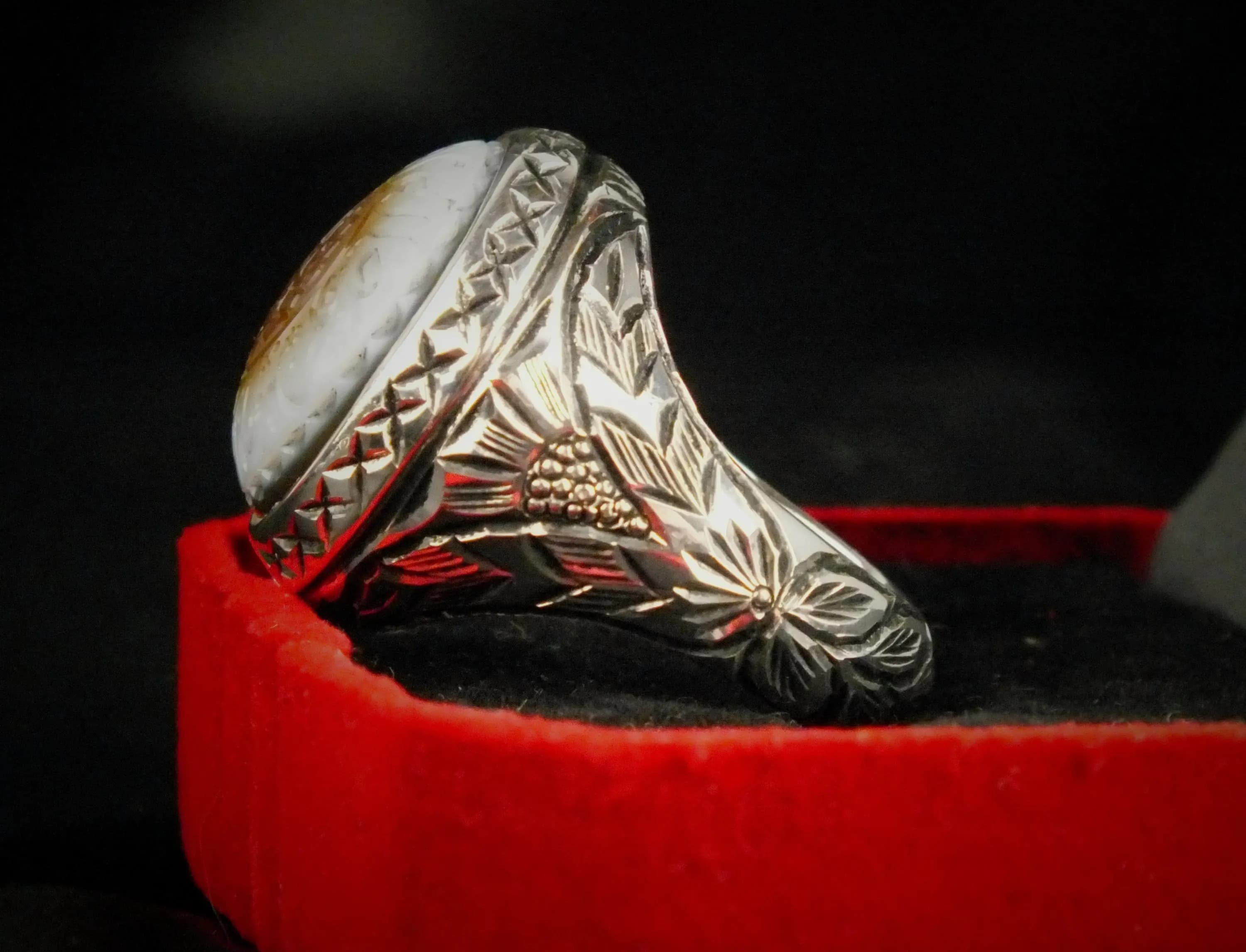 Beautiful hand made size 9.5 Bahrini 990 sterling silver with eye agate(Baqarani aqeeq) with hand made islamic scripts - image 4
