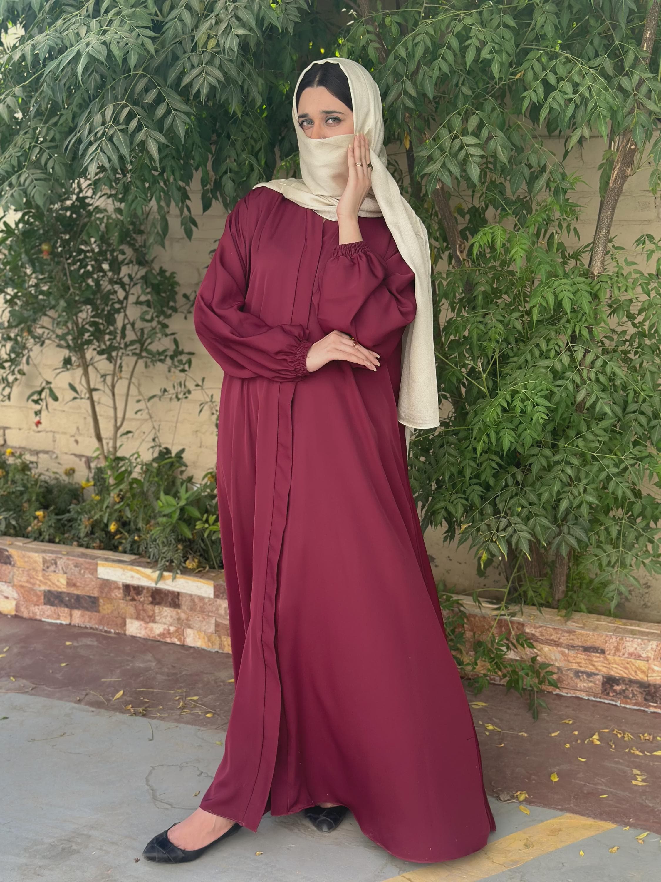 Mehroon Front Open Abaya: Pleated Back, Elastic Sleeves - image 3