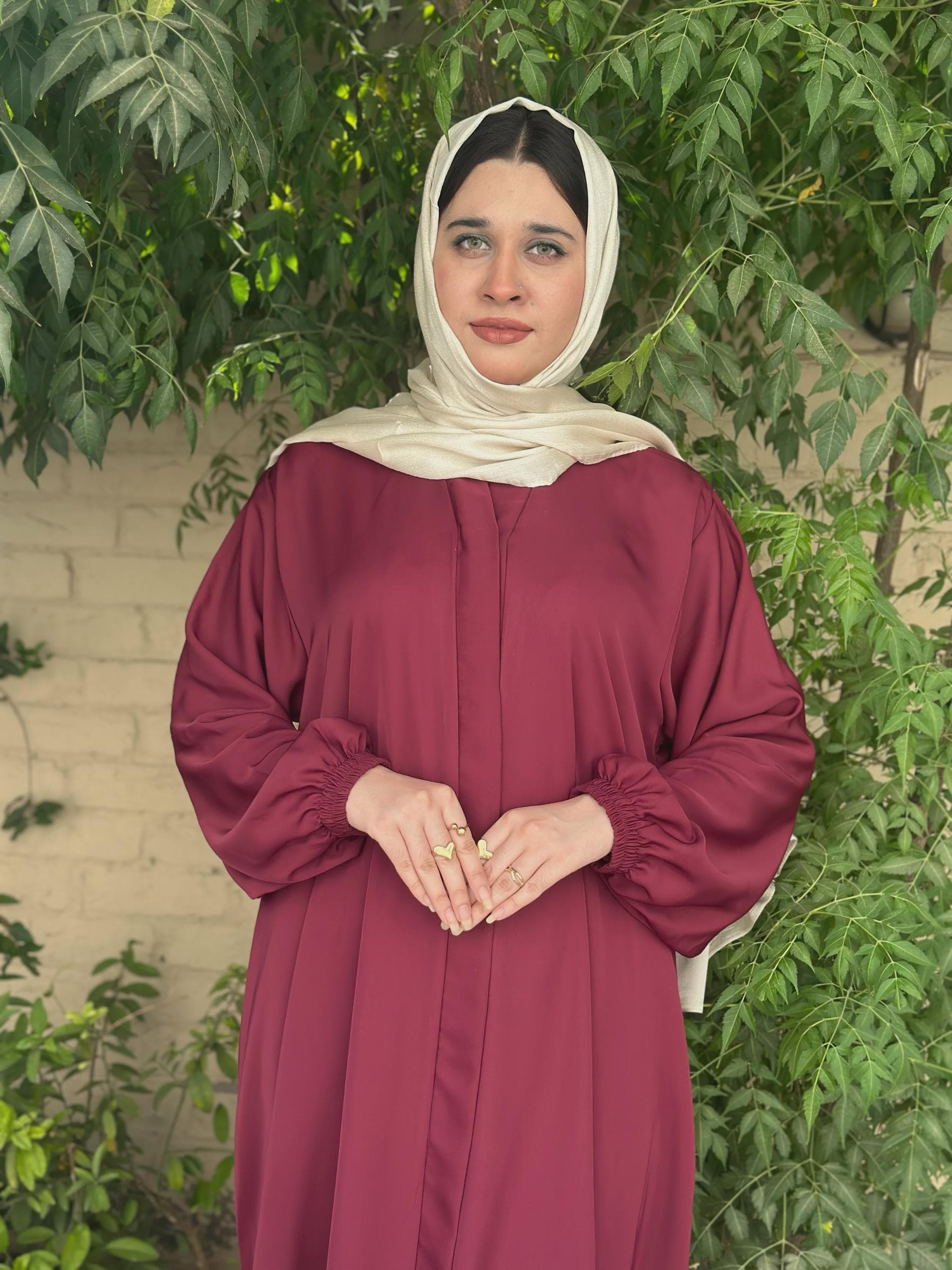Mehroon Front Open Abaya: Pleated Back, Elastic Sleeves - image 2