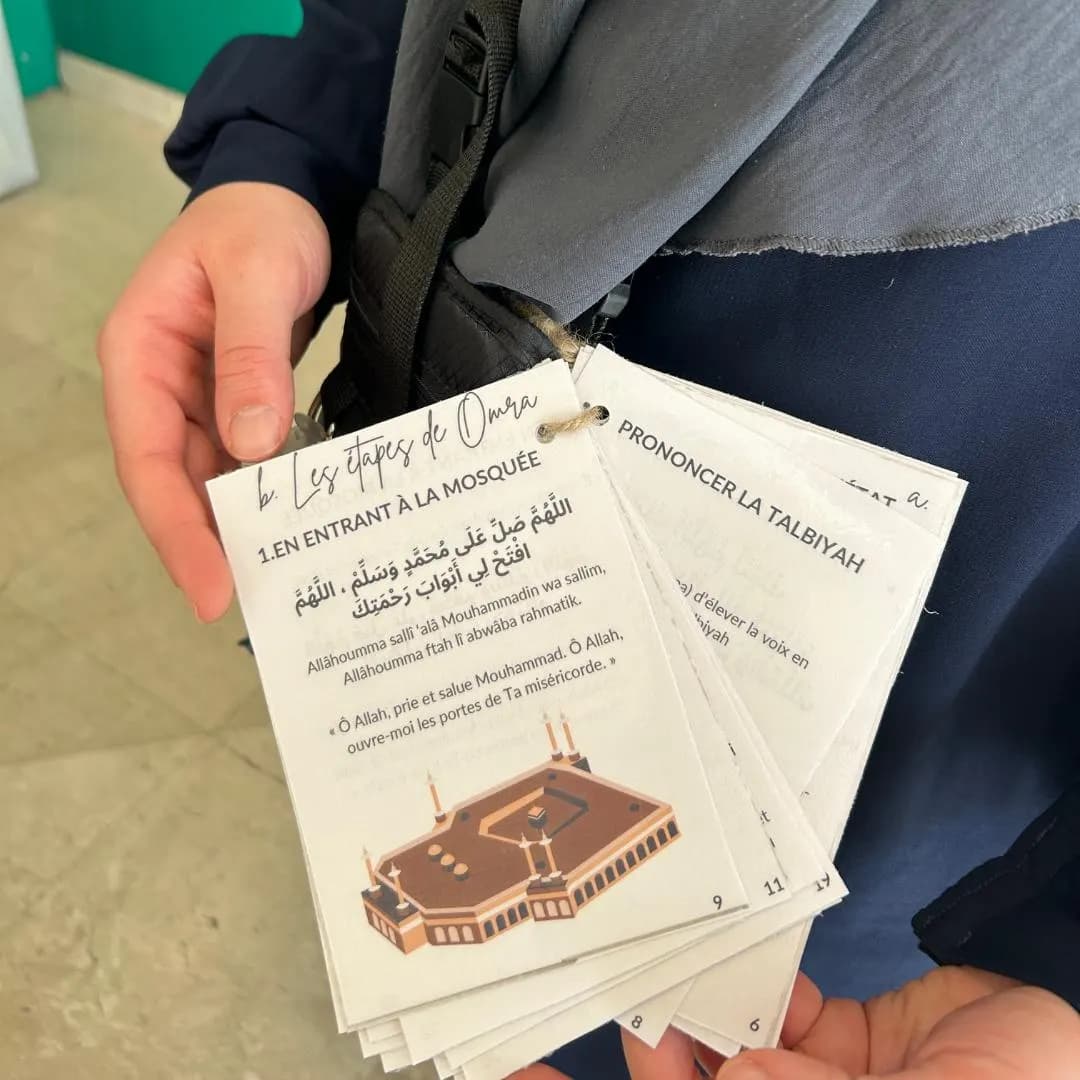 Hand holding Umrah guide flashcards with duaas and illustrated Kaaba steps, written in Arabic, French, and English. Ideal as Muslim gift, Eid Umrah gifts, Hajj Umrah gifts, or Umrah Mubarak gift. Includes dua cards, Islamic flashcards, Umrah checklist, Umrah book, and preparation guide. Perfect for Muslim planner, voyage to Mecca, Guide de la Omra, and Islamic Eid gift. Instant printable for Umrah preparation and pilgrimage to Makkah.