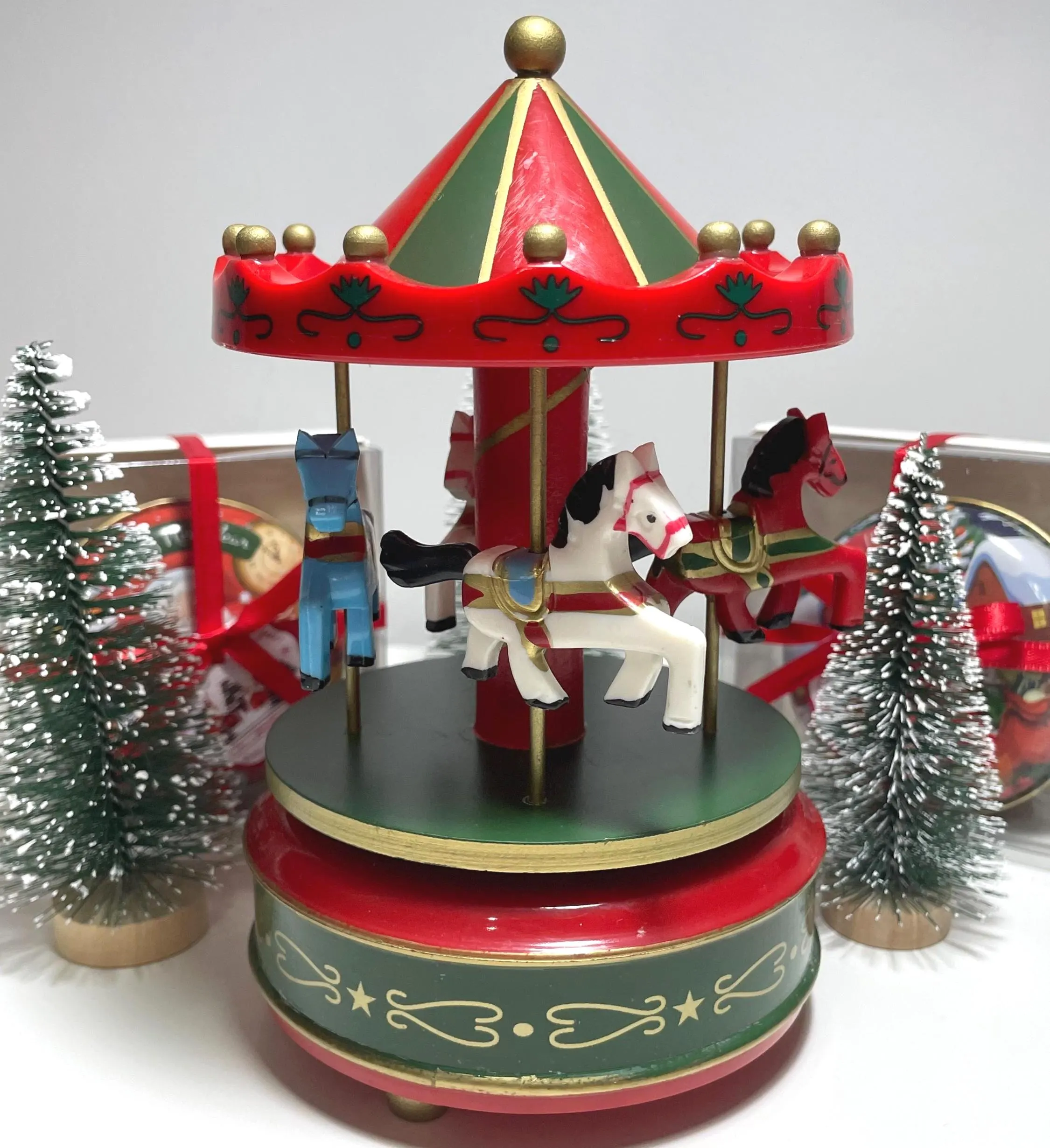 This is a carousel music box specially designed for children, making it the most charming gift choice for Christmas. From its appearance, it looks like a paradise of colors. These colors blend harmoniously together, creating a dazzling fairy tale world that can instantly catch the attention of children.