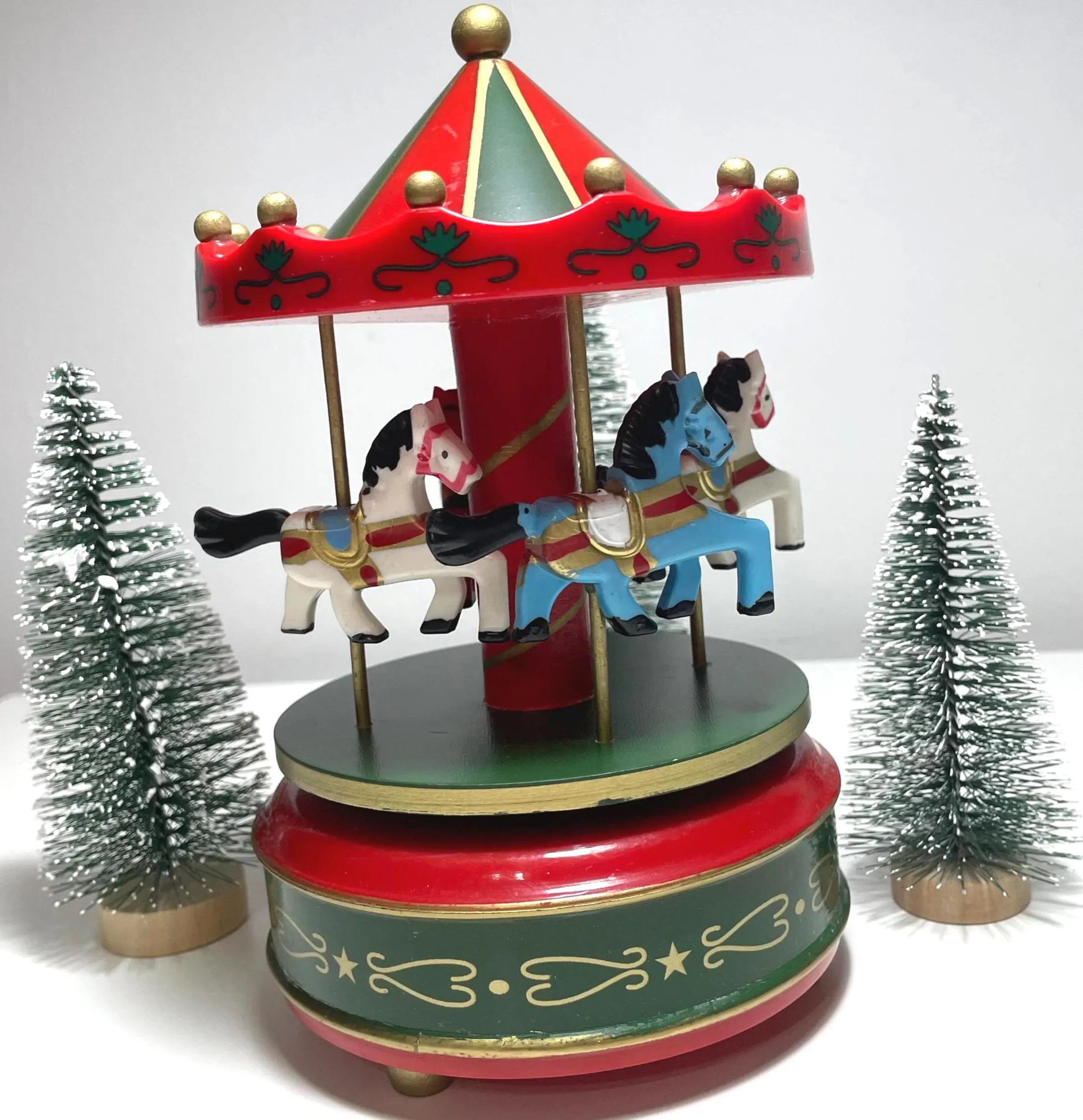 This is a carousel music box specially designed for children, making it the most charming gift choice for Christmas. From its appearance, it looks like a paradise of colors. These colors blend harmoniously together, creating a dazzling fairy tale world that can instantly catch the attention of children.